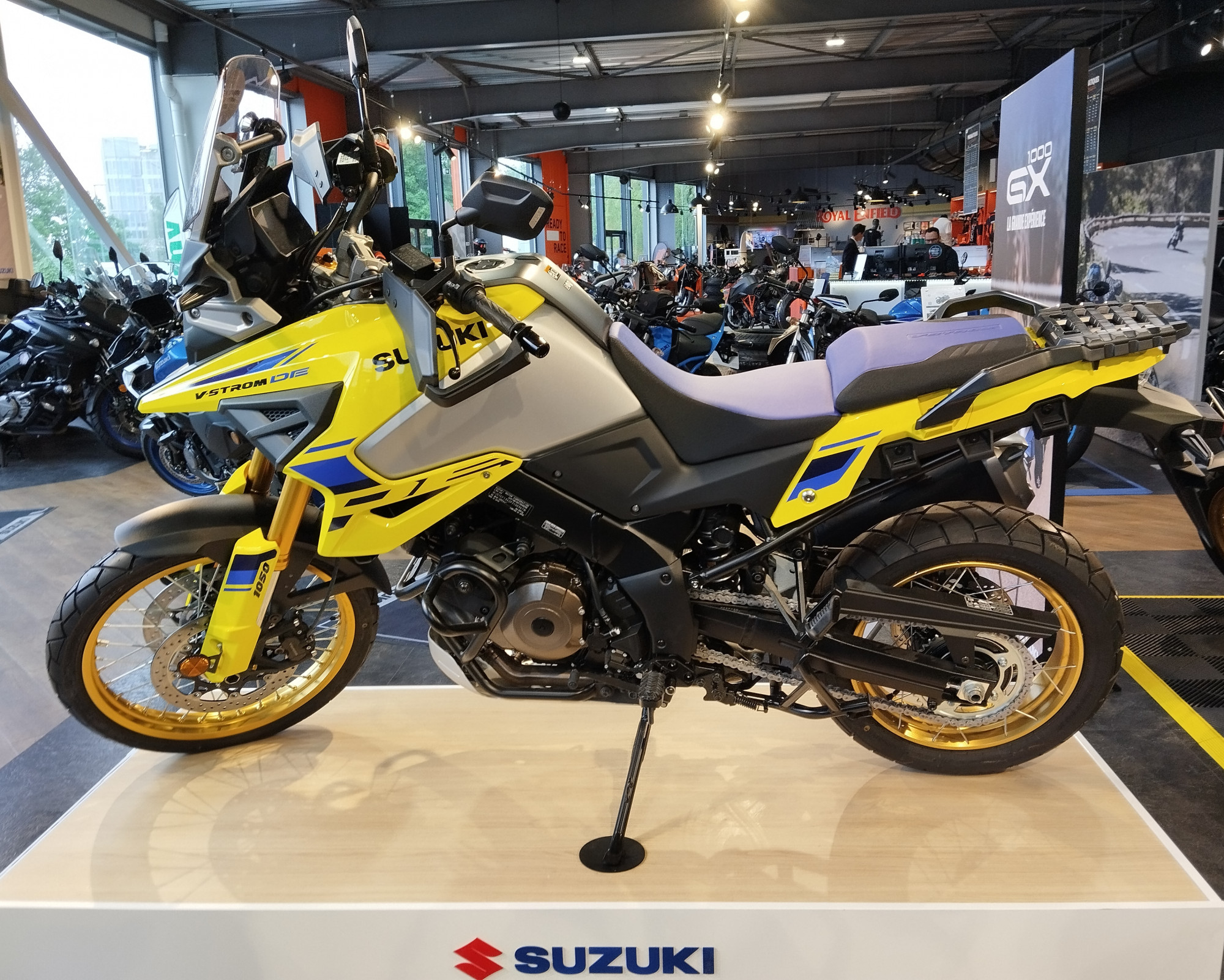 photo de SUZUKI DL 1050 V-STROM DE 1050 occasion de couleur  en vente à Orvault n°1