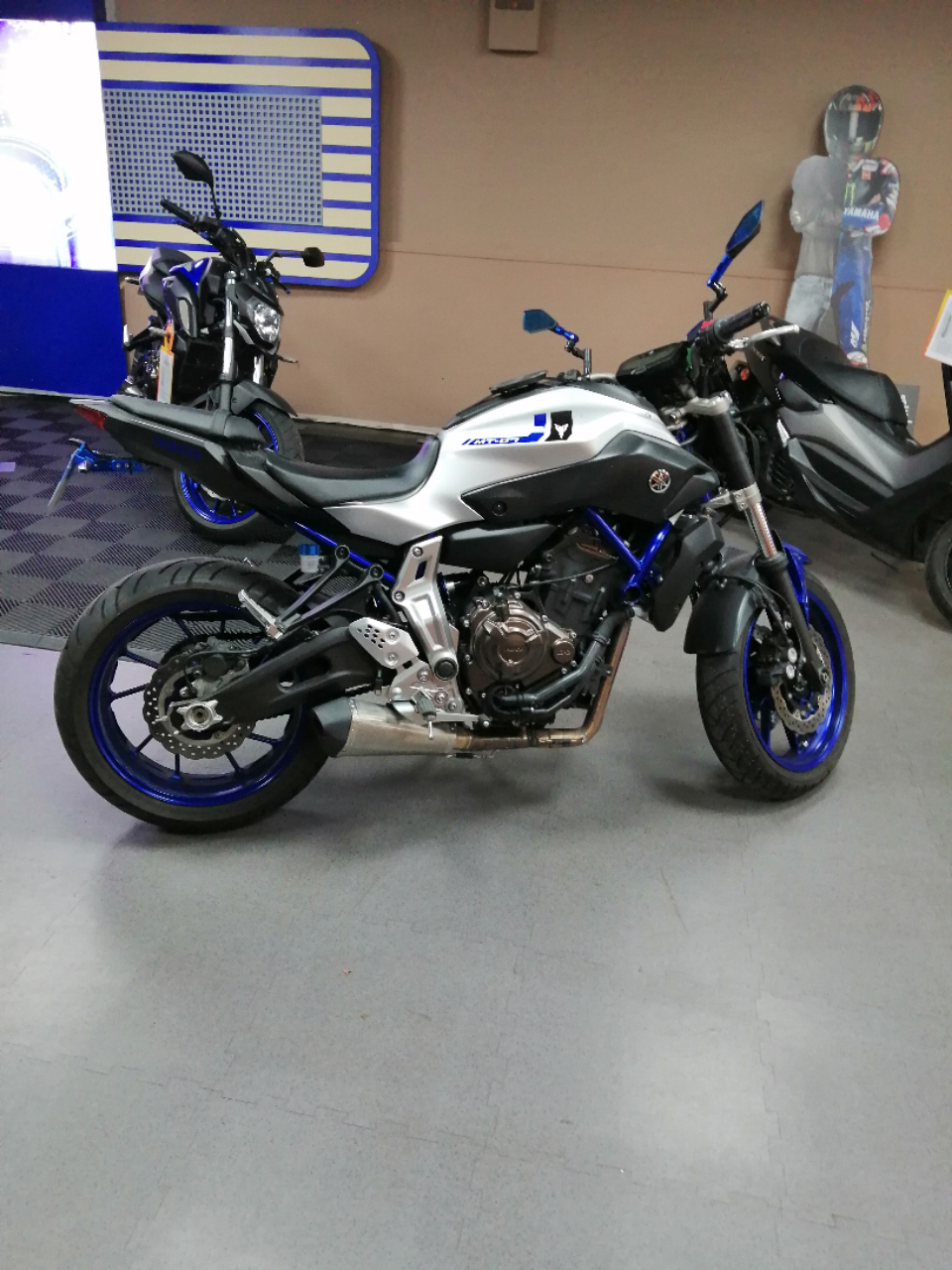 photo de YAMAHA MT-07 689 occasion de couleur  en vente à La Ville Du Bois n°3