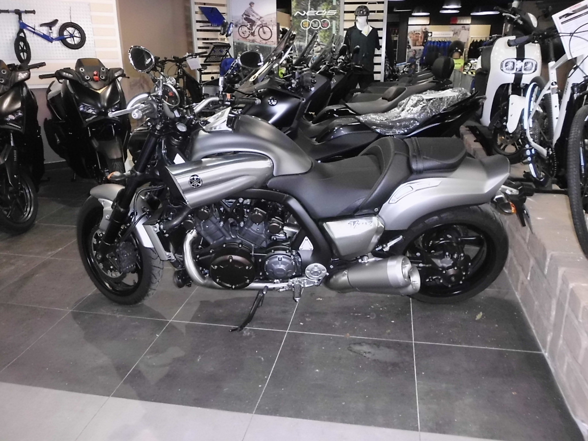 photo de YAMAHA V-MAX 1700 occasion de couleur  en vente à Rueil Malmaison n°2