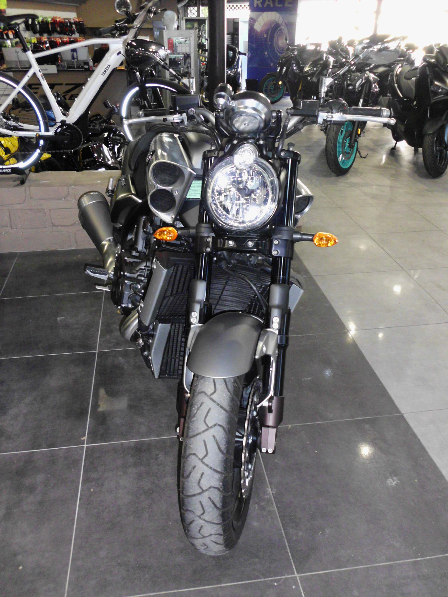 photo de YAMAHA V-MAX 1700 occasion de couleur  en vente   Rueil Malmaison