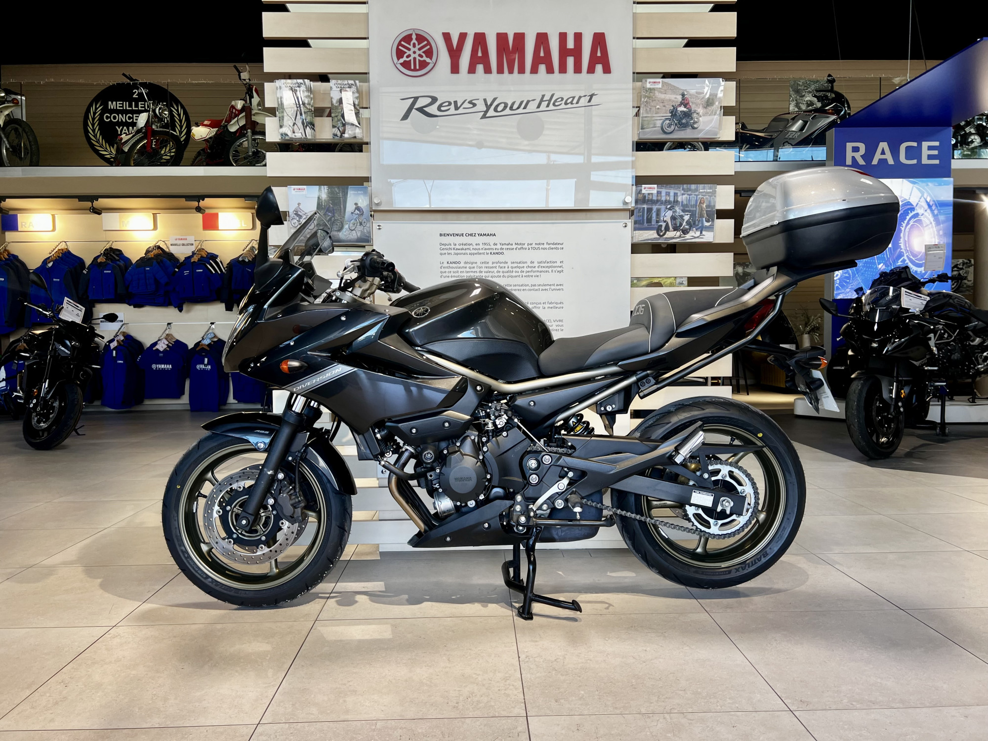 photo de YAMAHA YAMAHA 600  XJ6 DIVERSION 93EUR- 600 occasion de couleur  en vente   Roquebrune Sur Argens