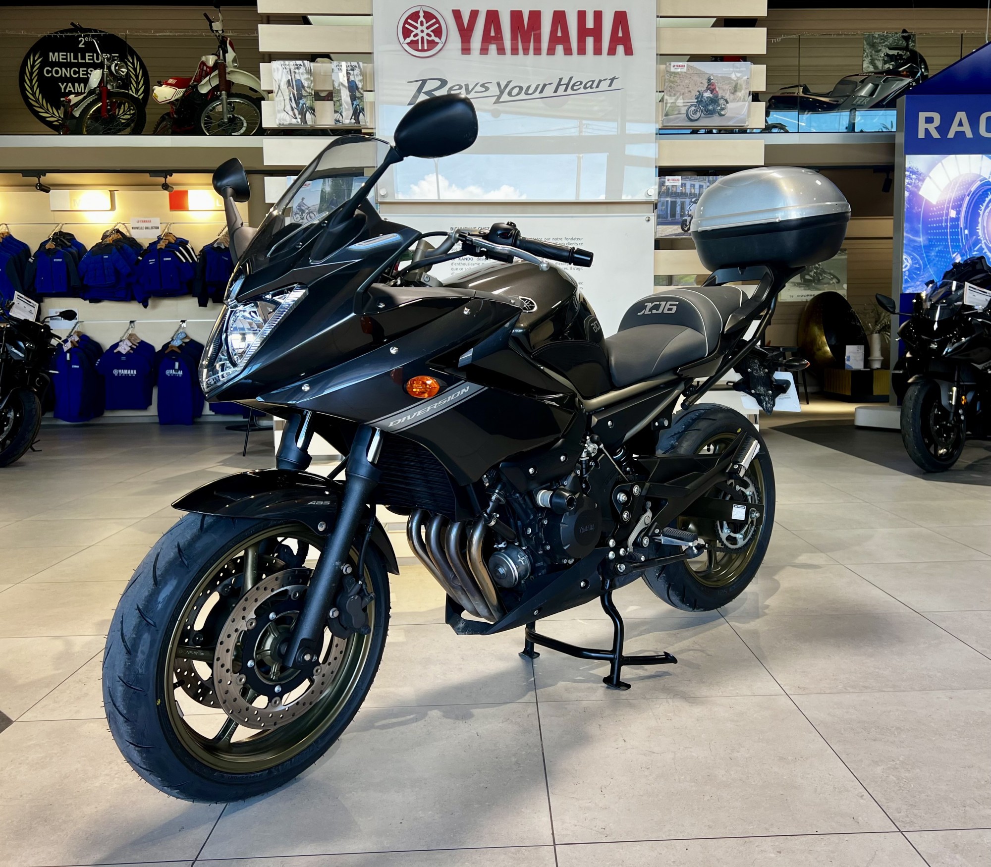 photo de YAMAHA YAMAHA 600  XJ6 DIVERSION 93EUR- 600 occasion de couleur  en vente à Roquebrune Sur Argens n°3