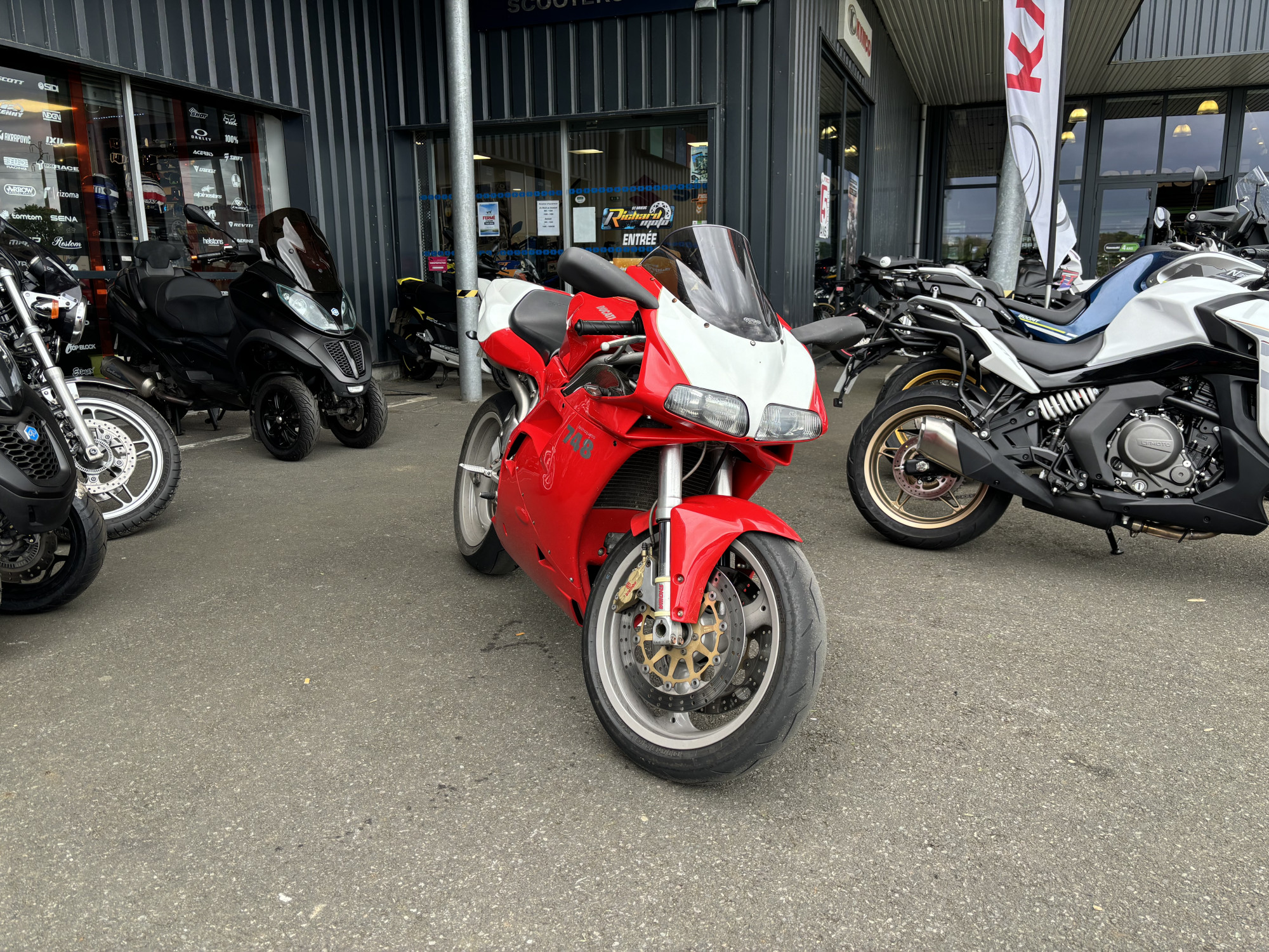 photo de DUCATI 748 B 748 occasion de couleur  en vente à Tregueux n°2