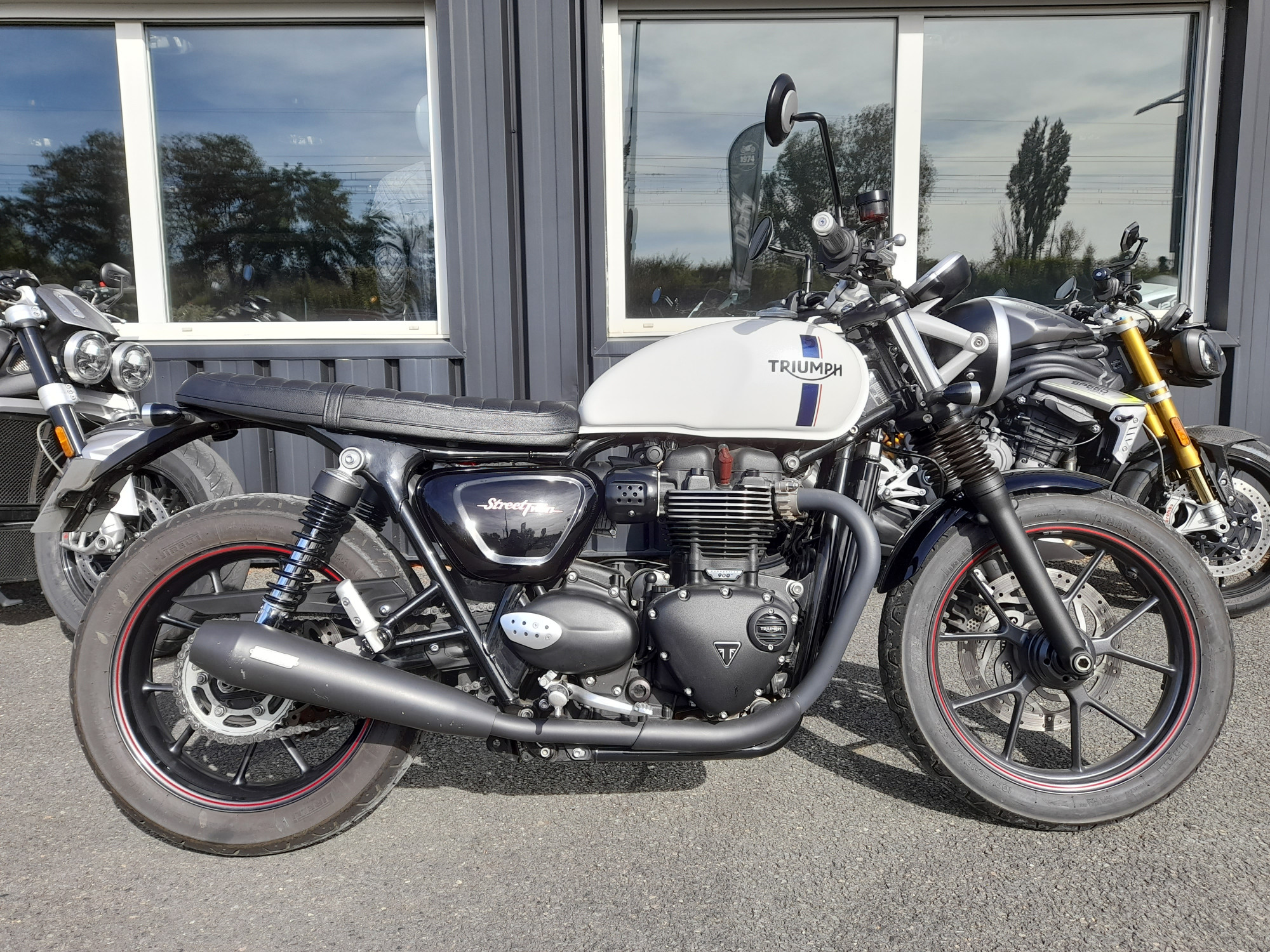 photo de TRIUMPH STREET TWIN  900 900 occasion de couleur  en vente à Bourges n°2