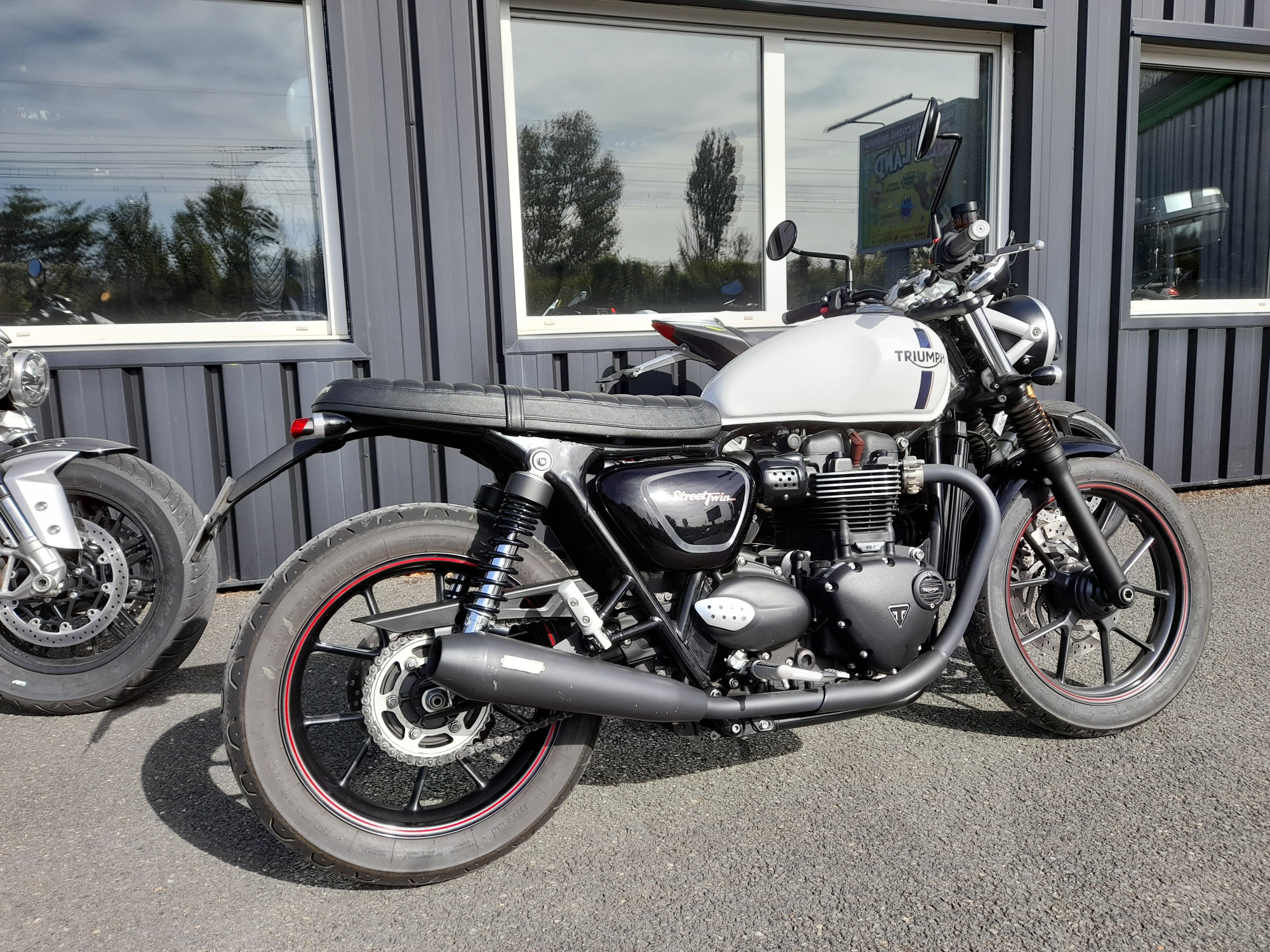 photo de TRIUMPH STREET TWIN  900 900 occasion de couleur  en vente à Bourges n°3