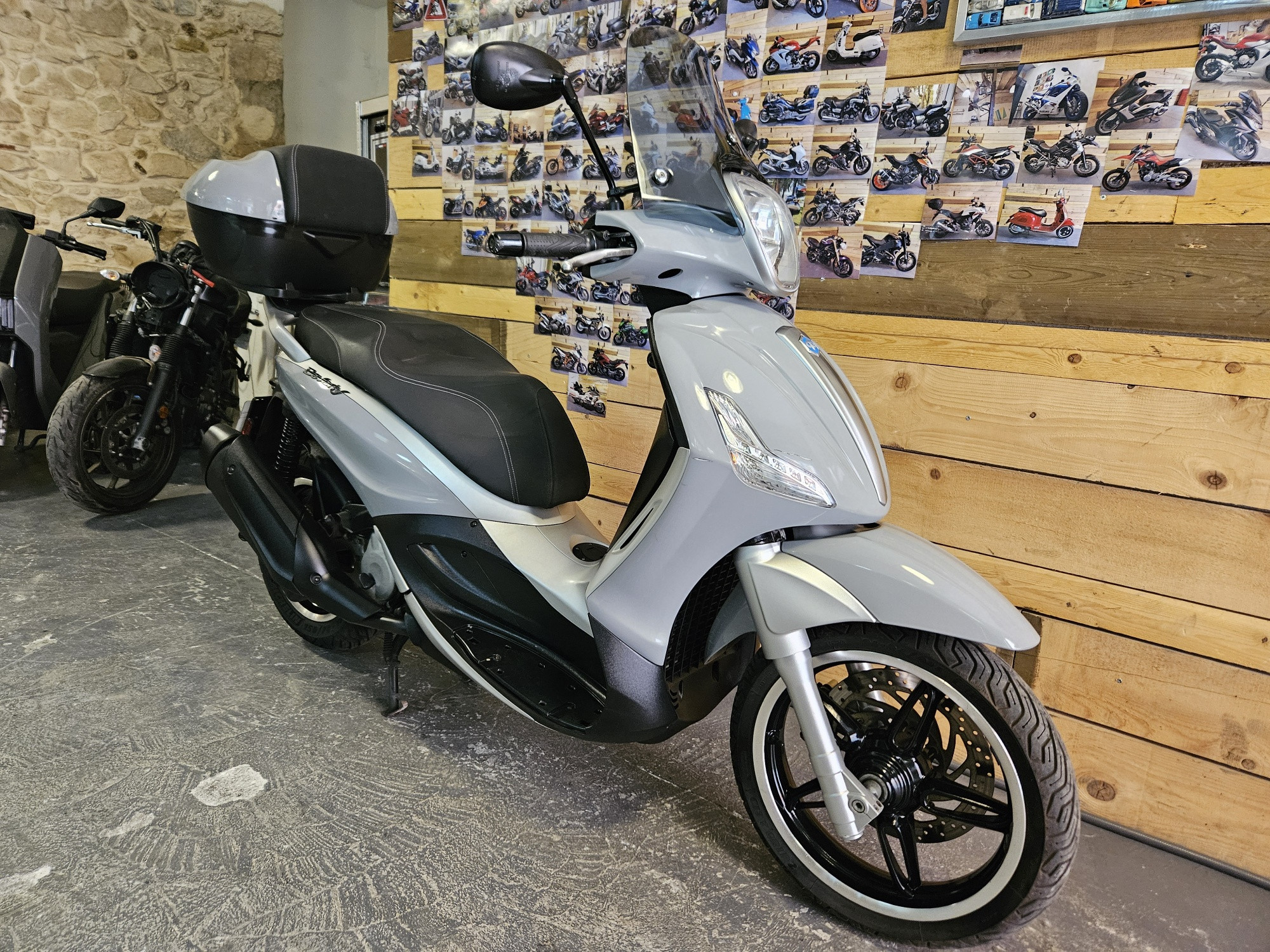 photo de PIAGGIO BEVERLY 350 350 occasion de couleur  en vente   Marseille 06