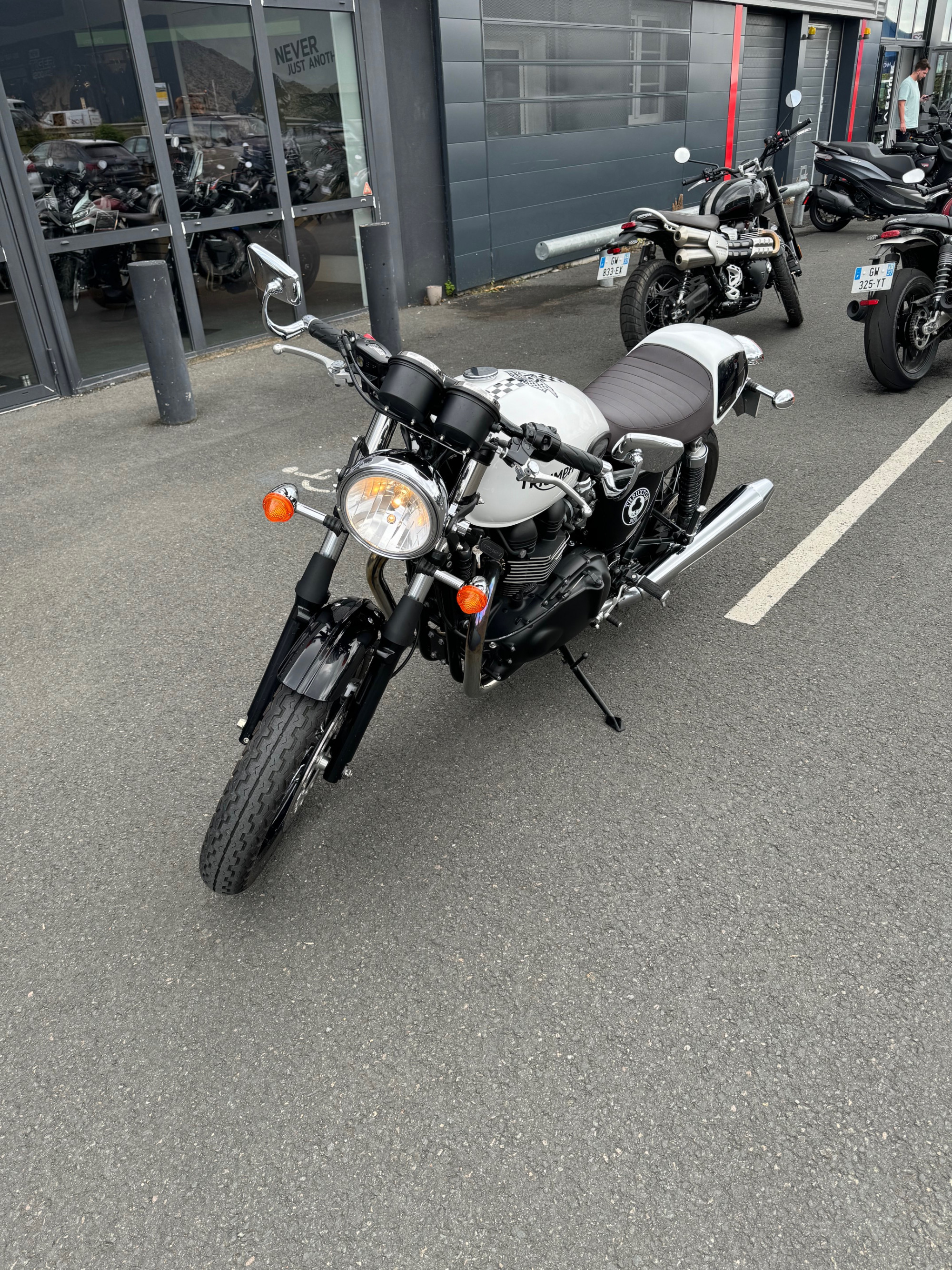 photo de TRIUMPH THRUXTON 900 ACE 900 occasion de couleur  en vente à Tours n°3