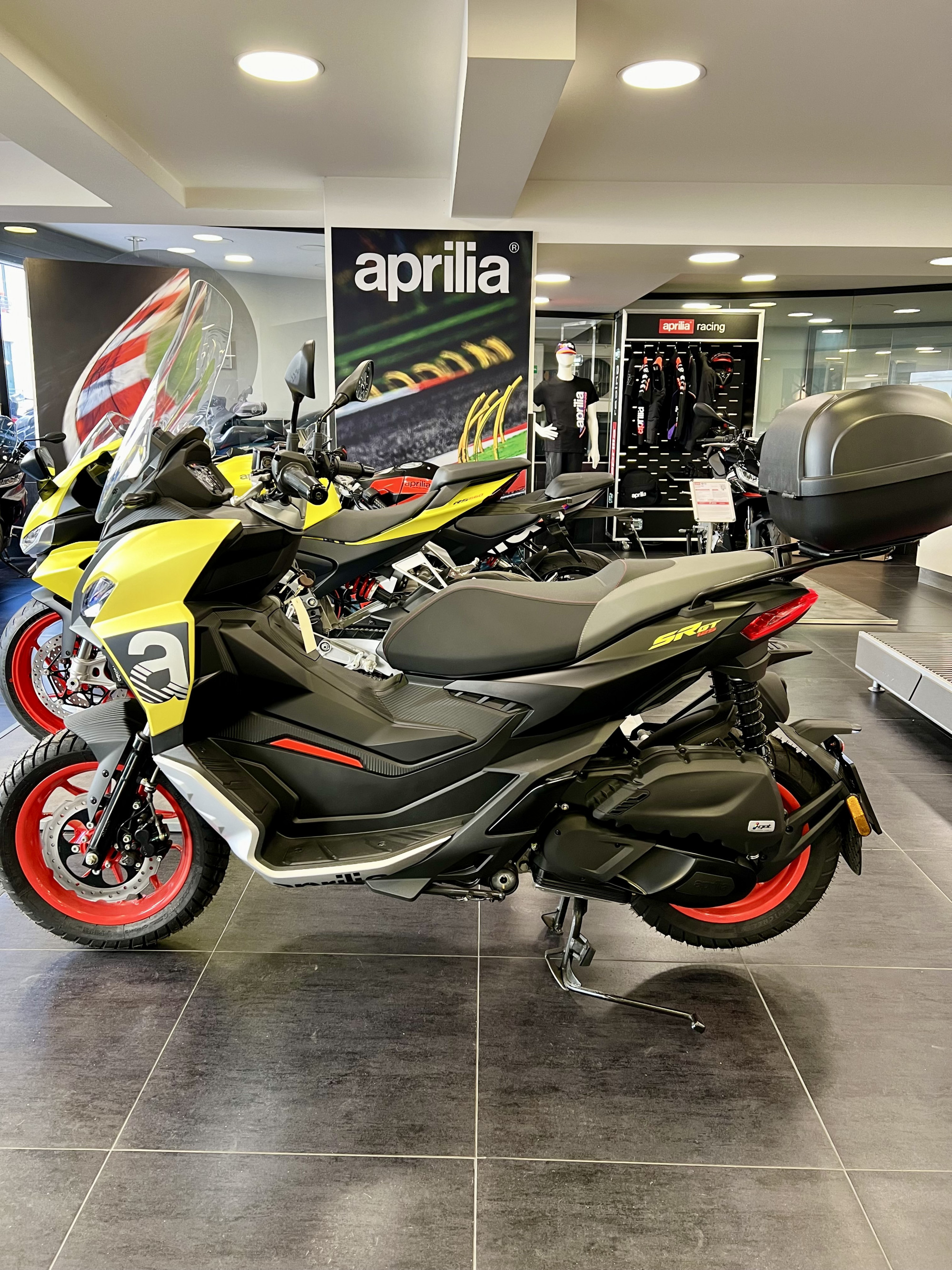 photo de APRILIA SR 125 GT 125 occasion de couleur  en vente à Paris 16 n°3