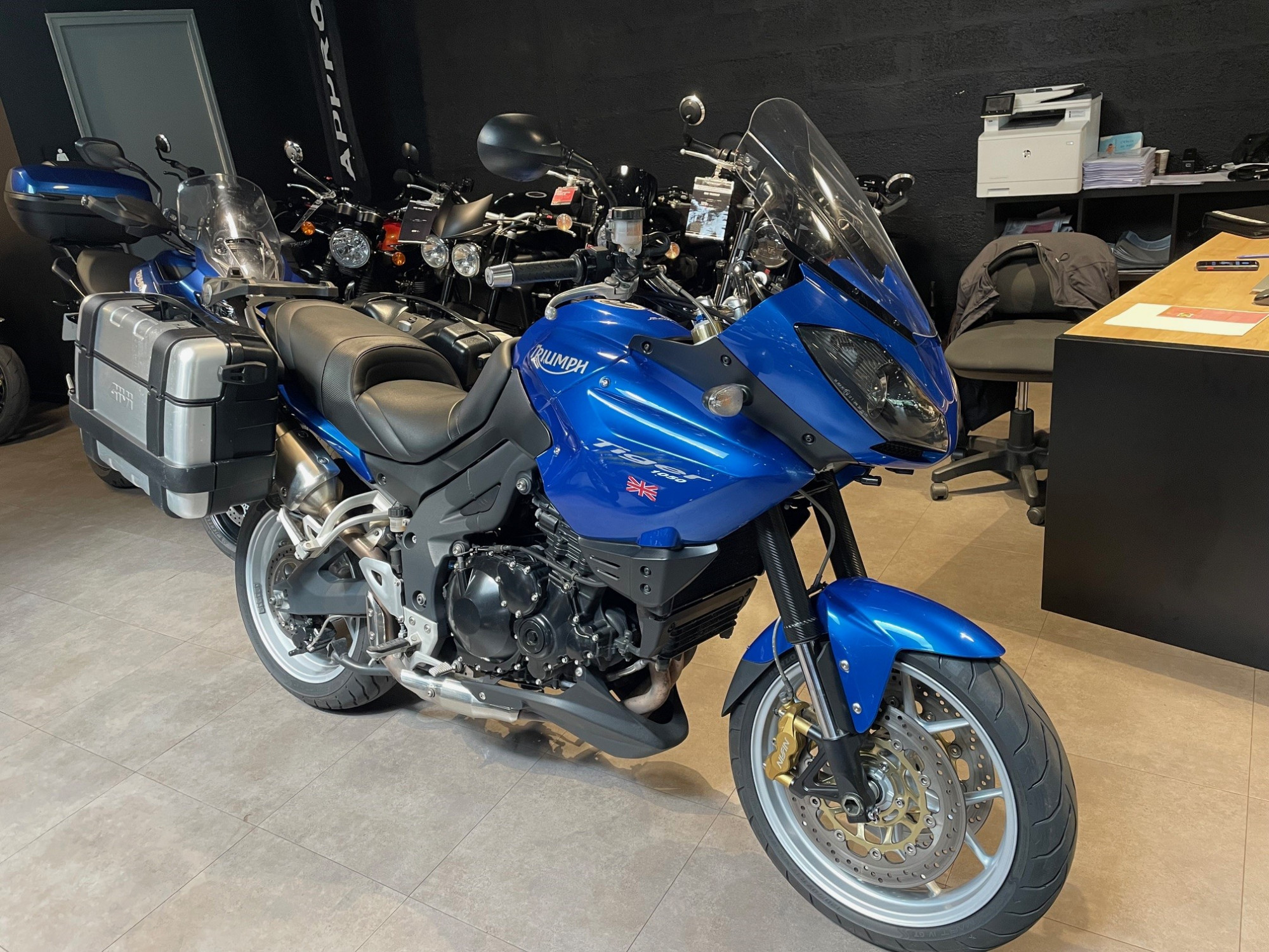 photo de TRIUMPH TIGER 1050 occasion de couleur  en vente   Lanester