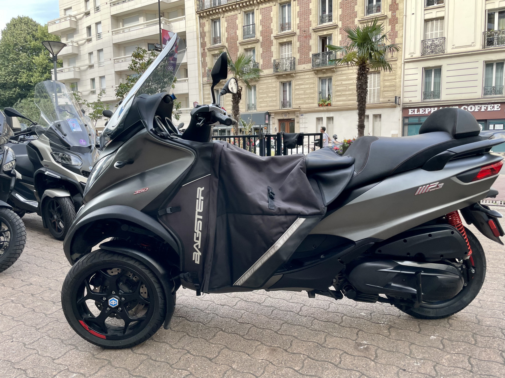 photo de PIAGGIO MP3 350 ABS-ASR 350 occasion de couleur  en vente à Levallois Perret n°3