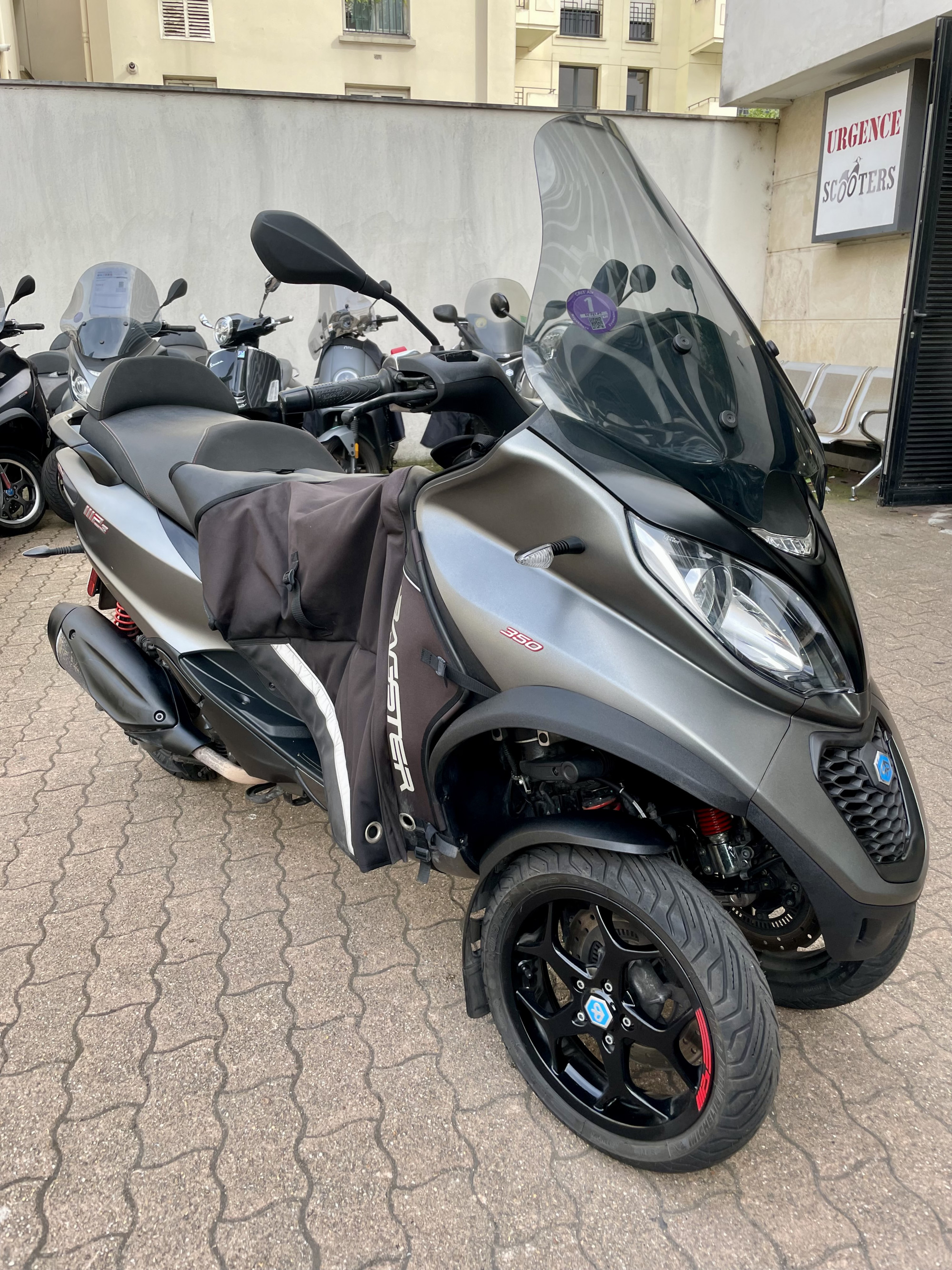 photo de PIAGGIO MP3 350 ABS-ASR 350 occasion de couleur  en vente à Levallois Perret n°2