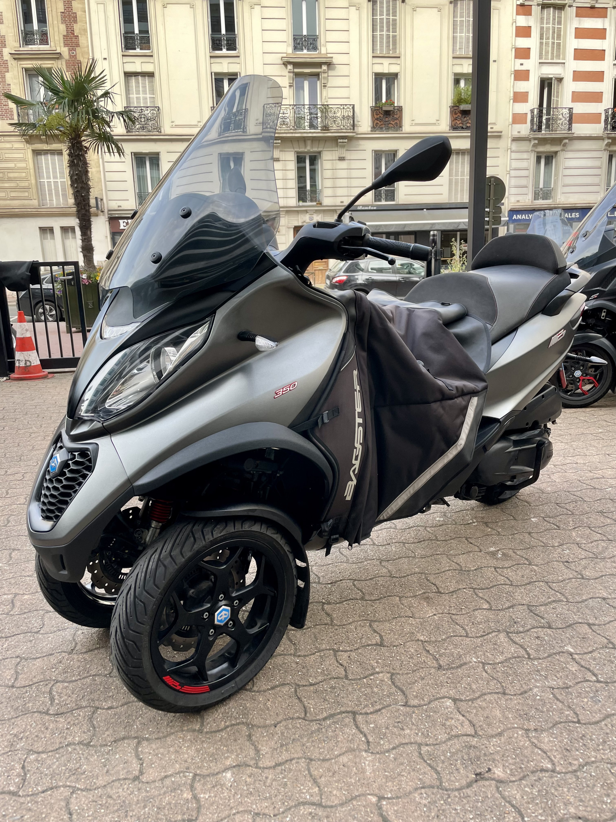 photo de PIAGGIO MP3 350 ABS-ASR 350 occasion de couleur  en vente   Levallois Perret