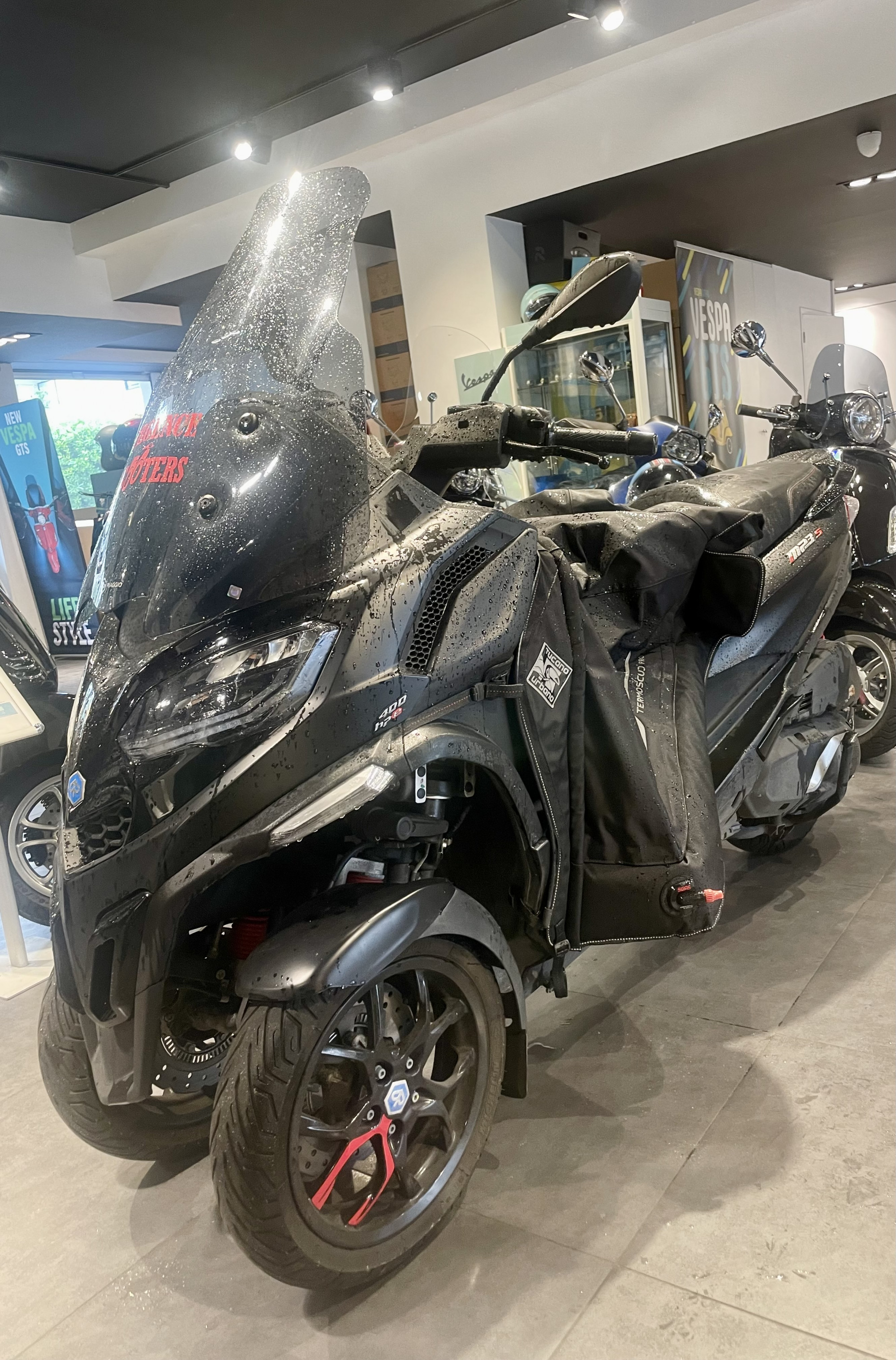 photo de PIAGGIO MP3 400 HPE SPORT ABS ASR 400 occasion de couleur  en vente   Levallois Perret