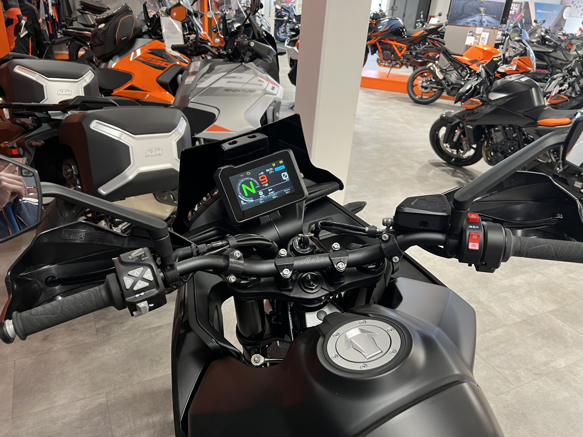 photo de KTM 890 SMT 890 occasion de couleur  en vente à Calais n°3