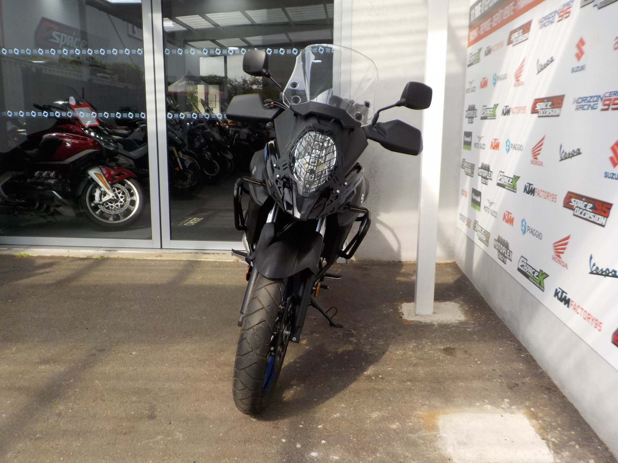 photo de SUZUKI DL 650 V-STROM XT 650 occasion de couleur  en vente à St Ouen L Aumone n°2