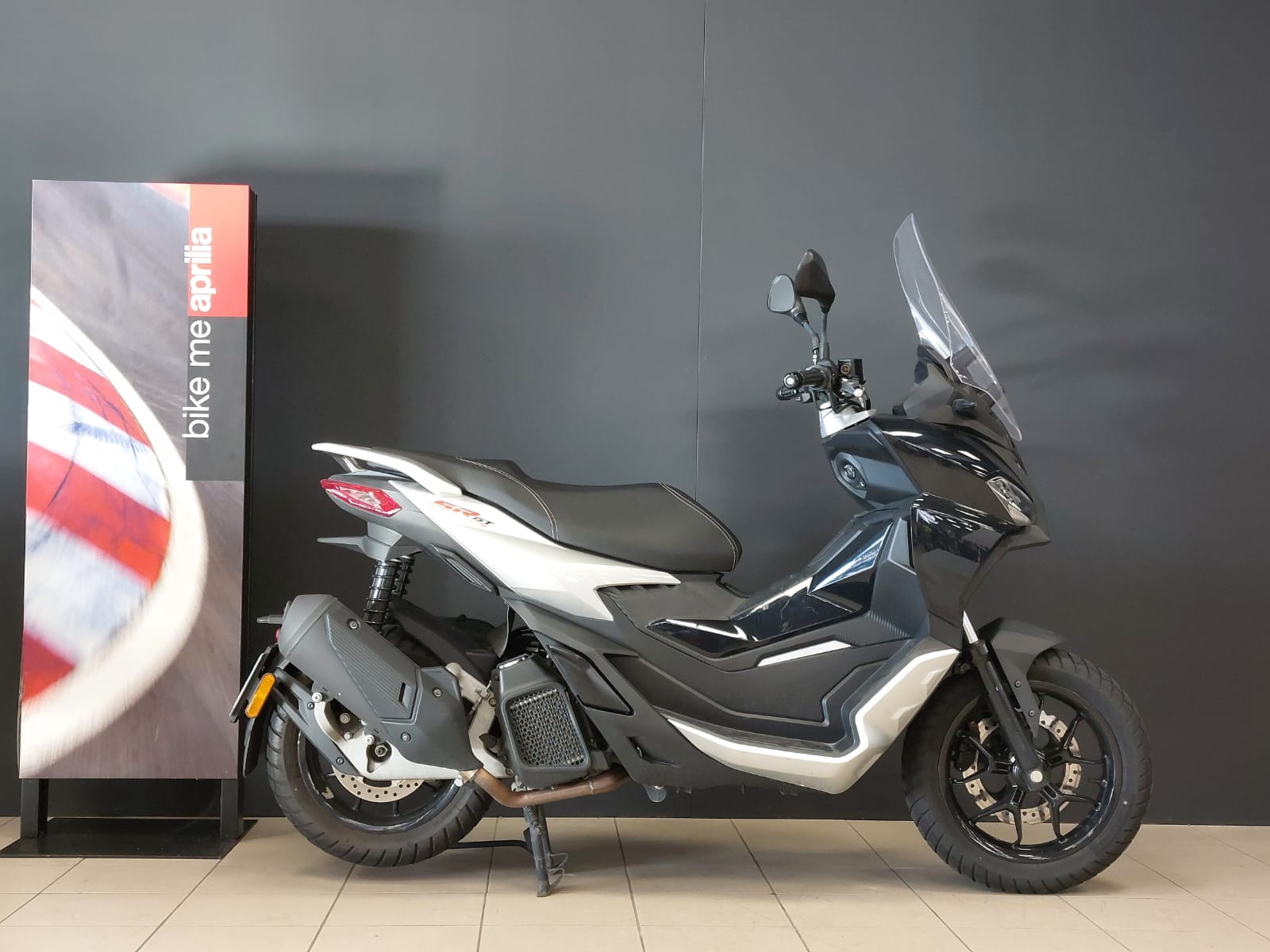 photo de APRILIA SR GT 125 125 occasion de couleur  en vente à Reze n°3