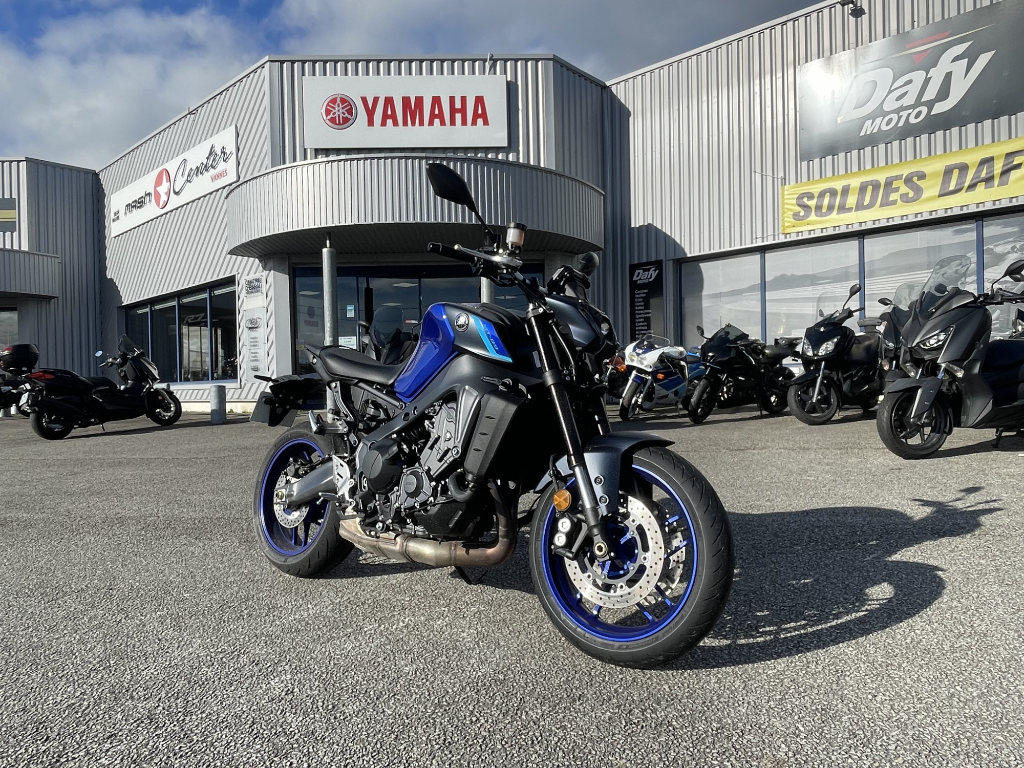 photo de YAMAHA MT-09 850 occasion de couleur  en vente à Ploeren n°1