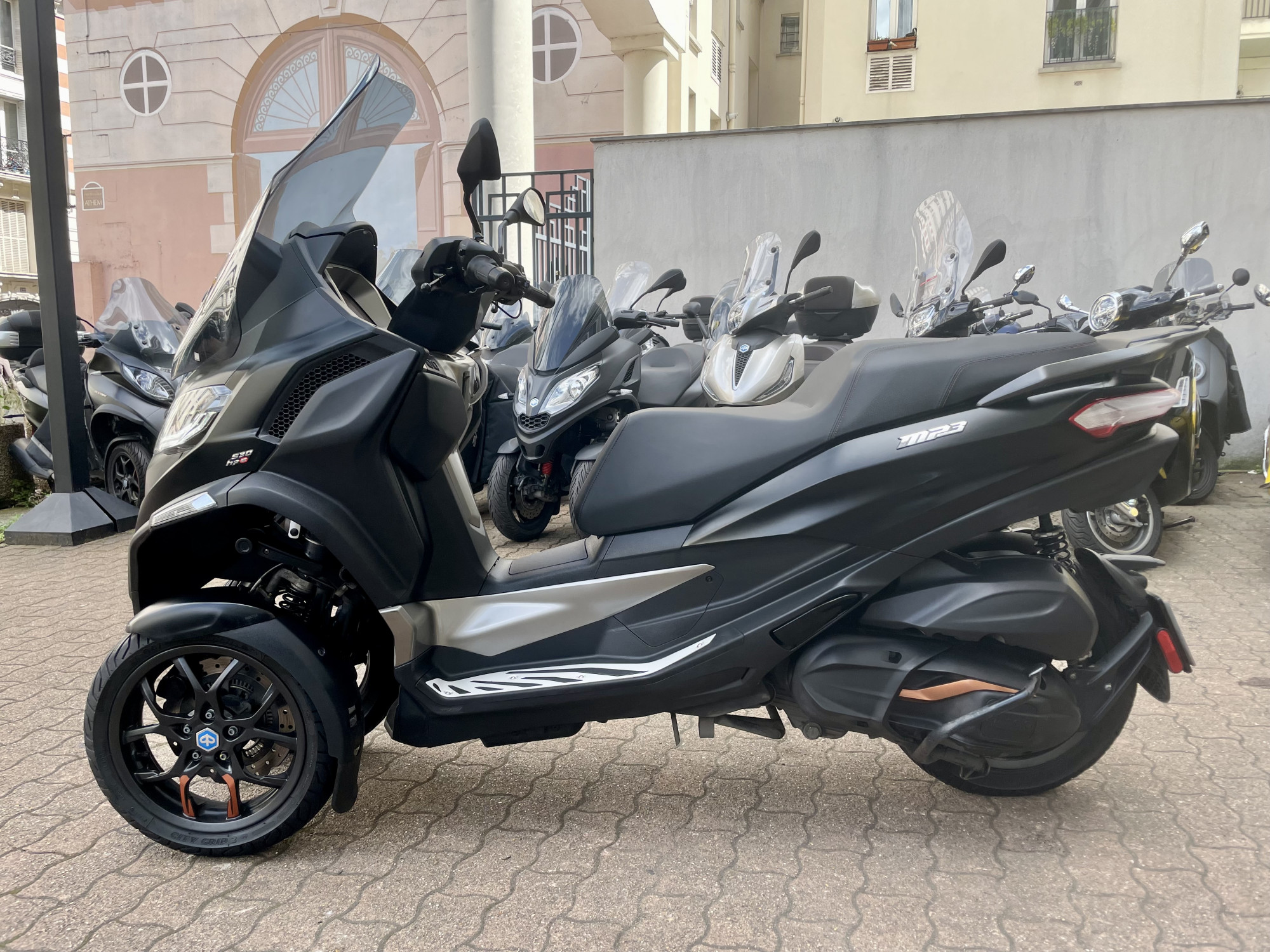 photo de PIAGGIO MP3 530 HPE EXCLUSIVE 530 occasion de couleur  en vente à Levallois Perret n°3