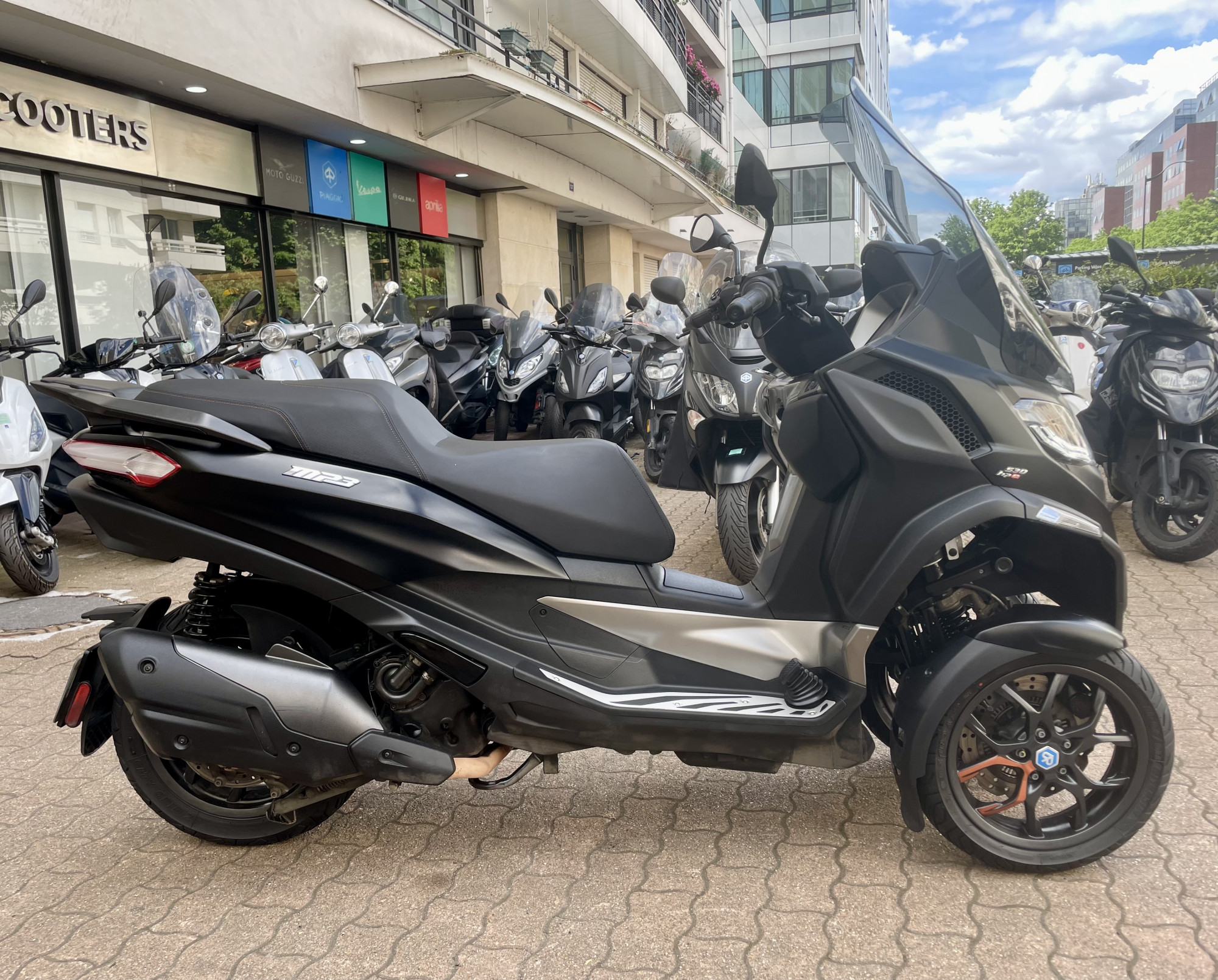 photo de PIAGGIO MP3 530 HPE EXCLUSIVE 530 occasion de couleur  en vente à Levallois Perret n°2