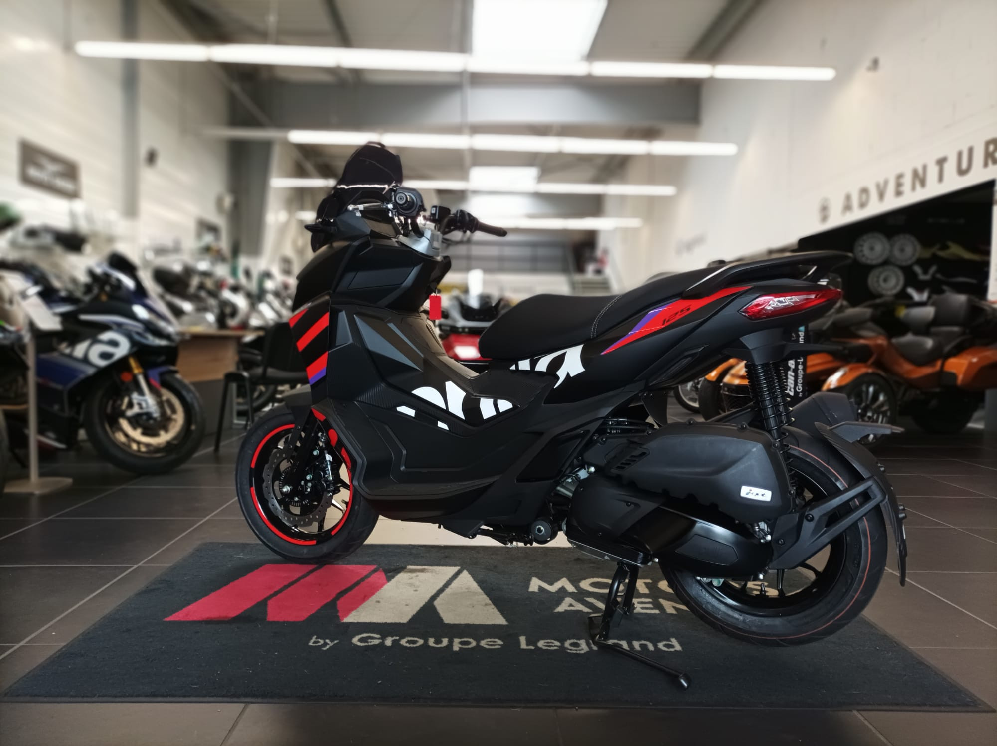 photo de APRILIA SR 125 GT REPLICA 125 occasion de couleur  en vente à Le Mans n°3