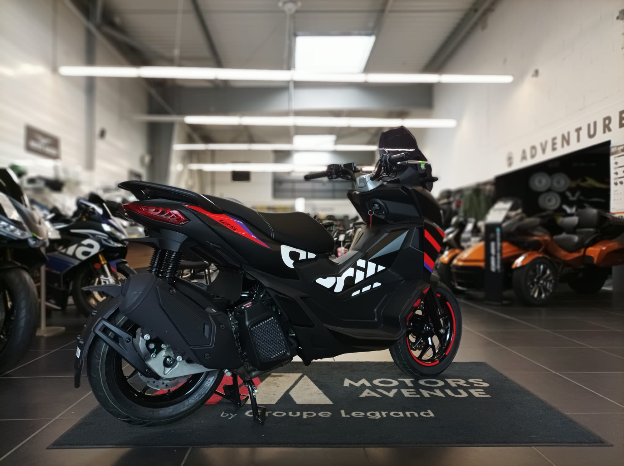 photo de APRILIA SR 125 GT REPLICA 125 occasion de couleur  en vente à Le Mans n°1