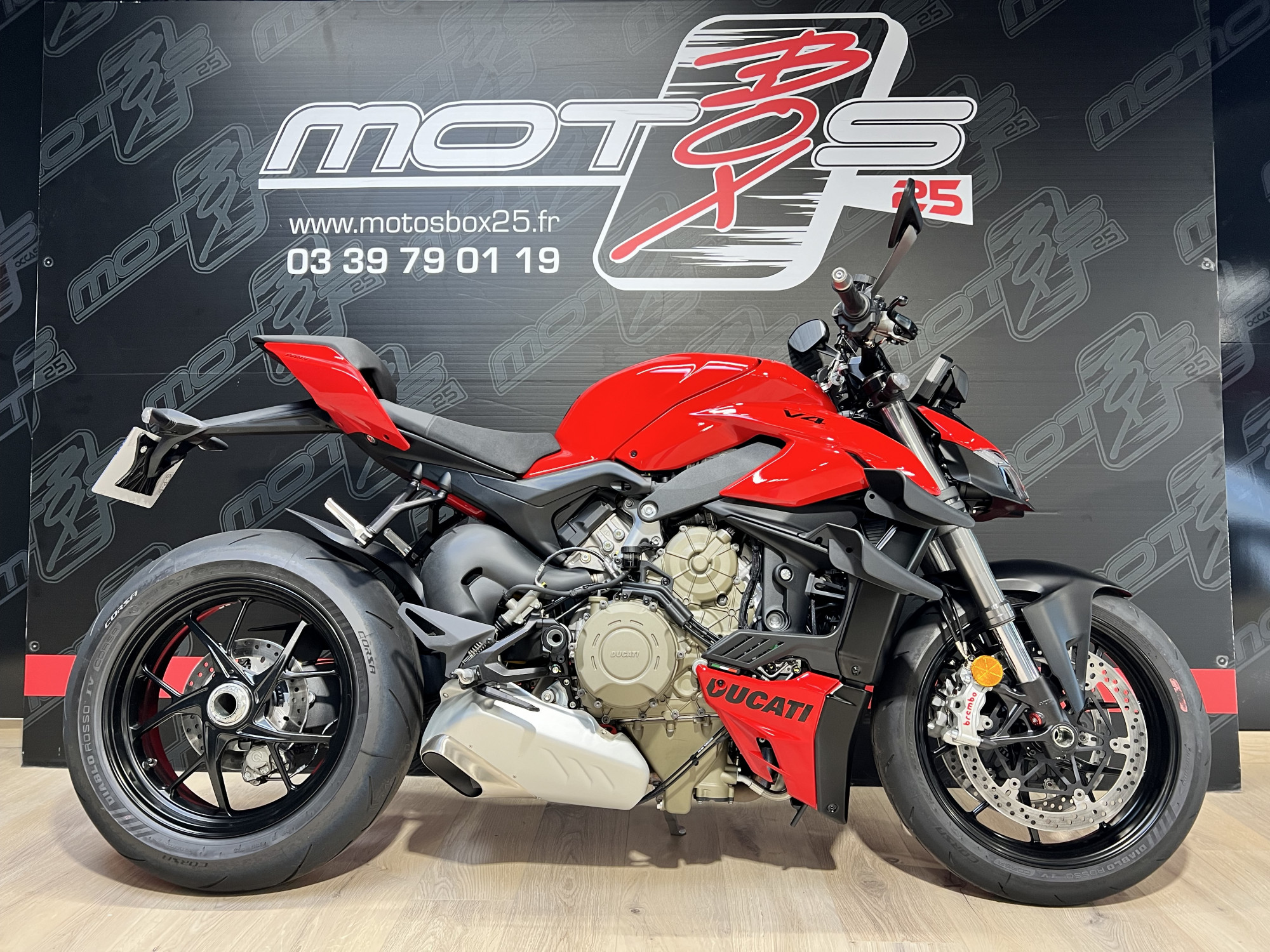 photo de DUCATI STREETFIGHTER V4 STANDARD 1103 occasion de couleur  en vente à Franois n°1