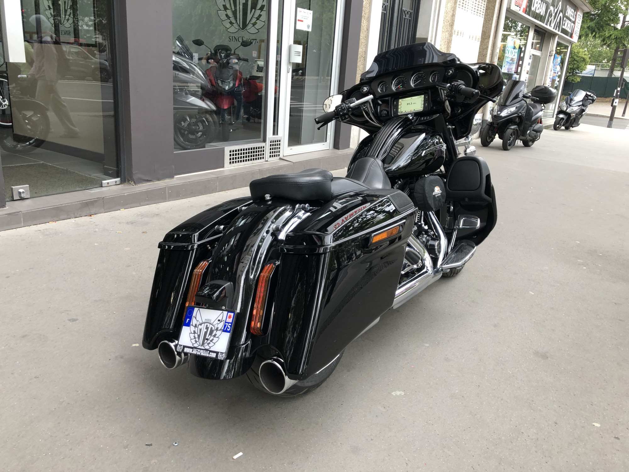 photo de HARLEY DAVIDSON TOURING STREET GLIDE 1800 CVO 1800 occasion de couleur  en vente à Paris 17 n°3