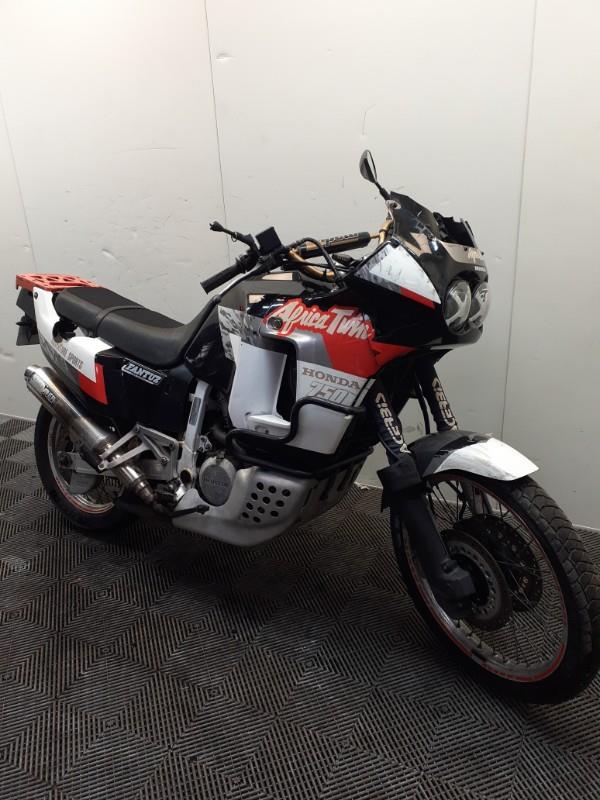 photo de HONDA 750 AFRICA TWIN 749 occasion de couleur  en vente   Pressigny Les Pins