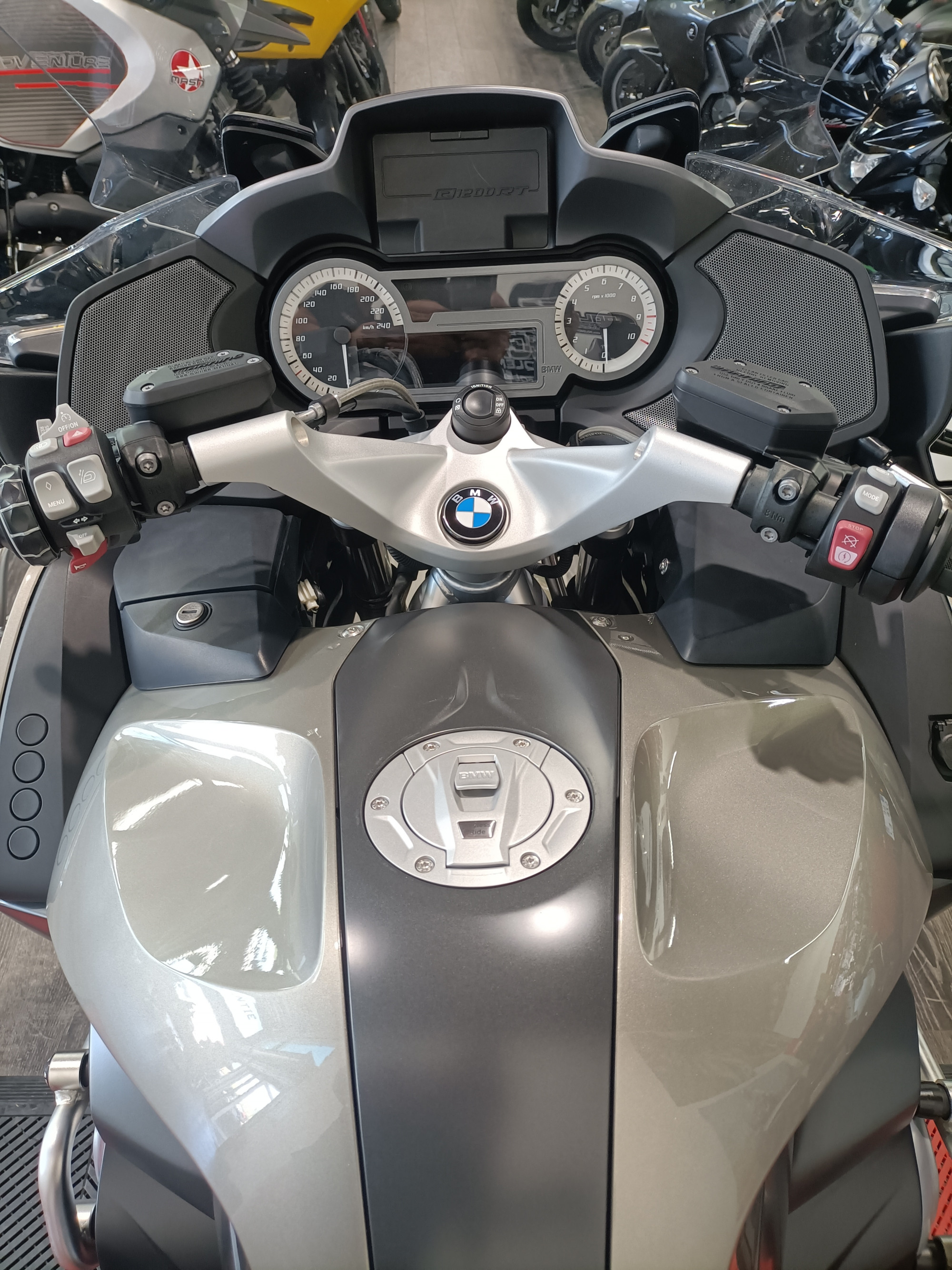 photo de BMW R 1200 1200 occasion de couleur  en vente à Nimes n°2