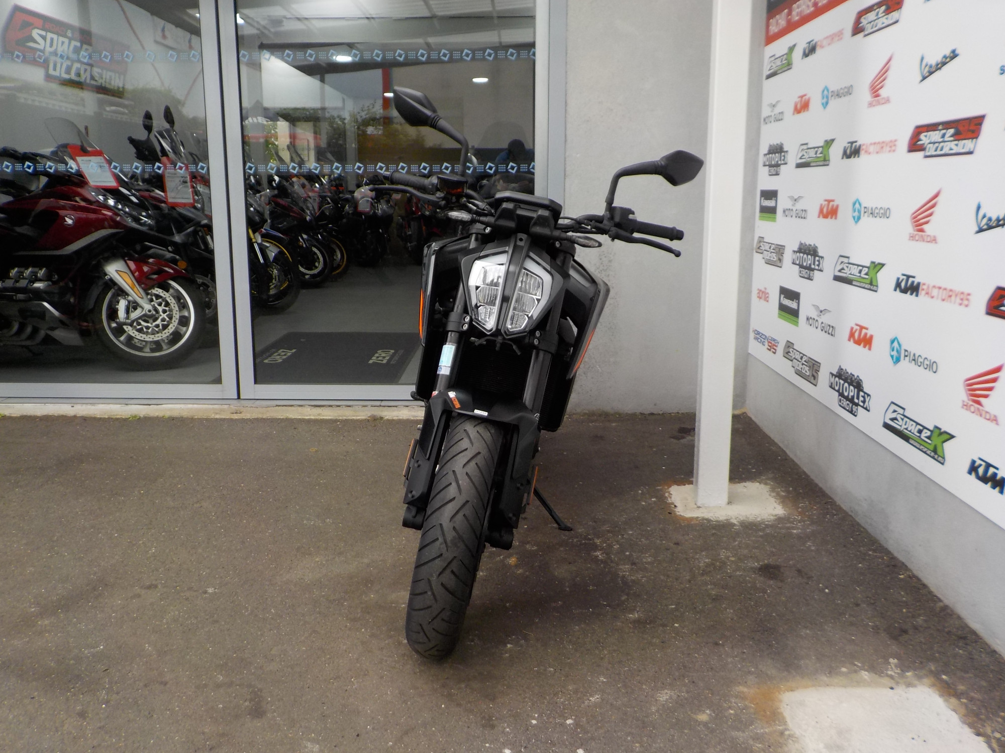 photo de KTM 890 DUKE L 'FULL' OU A2 890 occasion de couleur  en vente à St Ouen L Aumone n°2