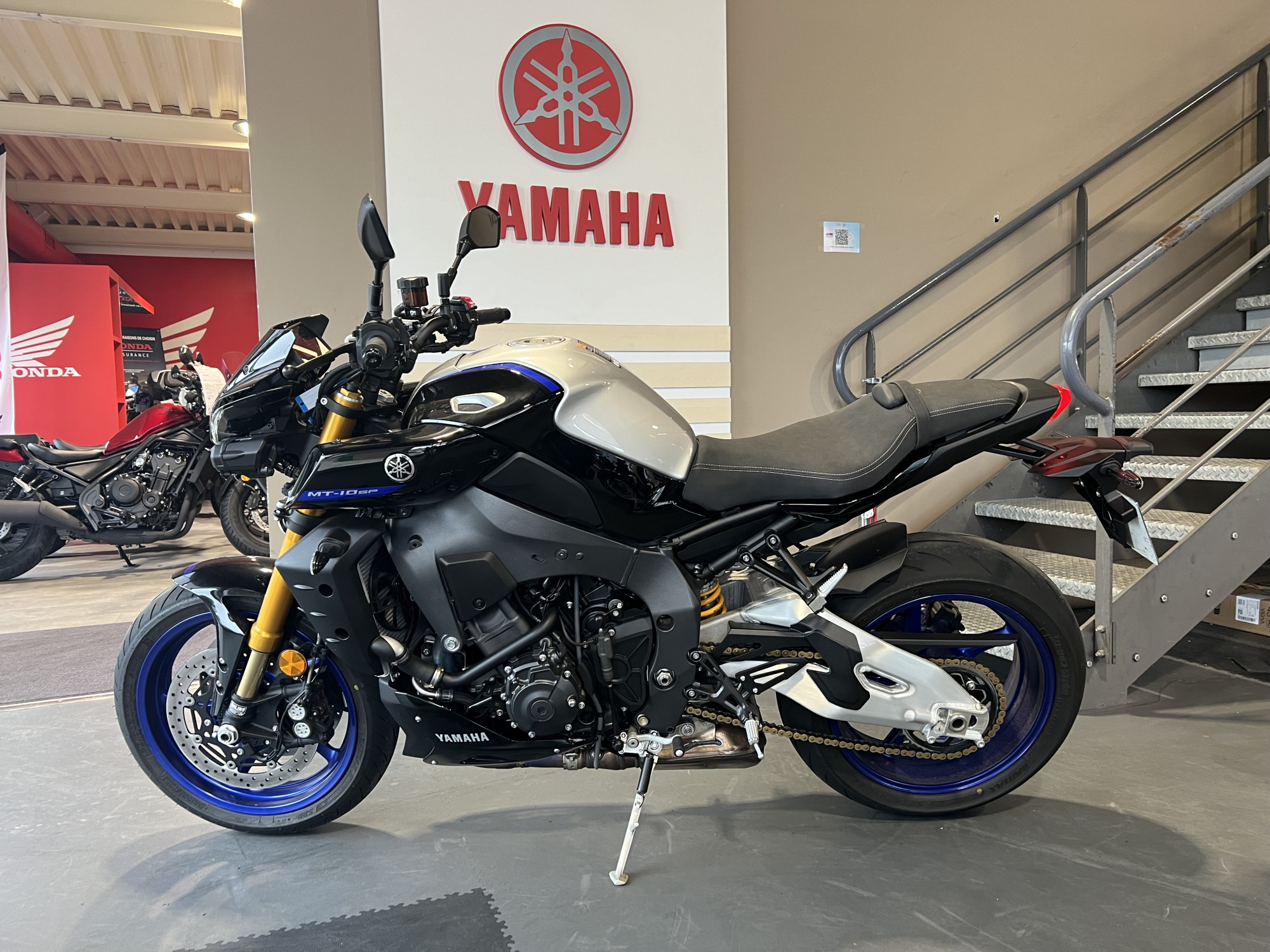 photo de YAMAHA MT-10 1000 occasion de couleur  en vente à Calais n°3