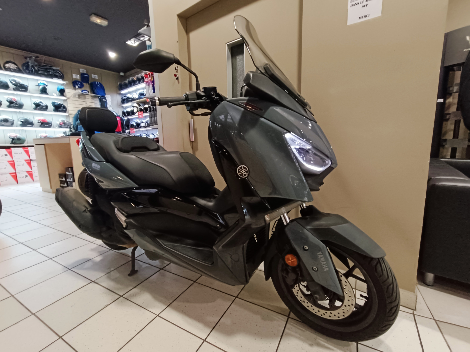 photo de YAMAHA X-MAX 125 TECH MAX 124 occasion de couleur  en vente à Paris 02 n°1