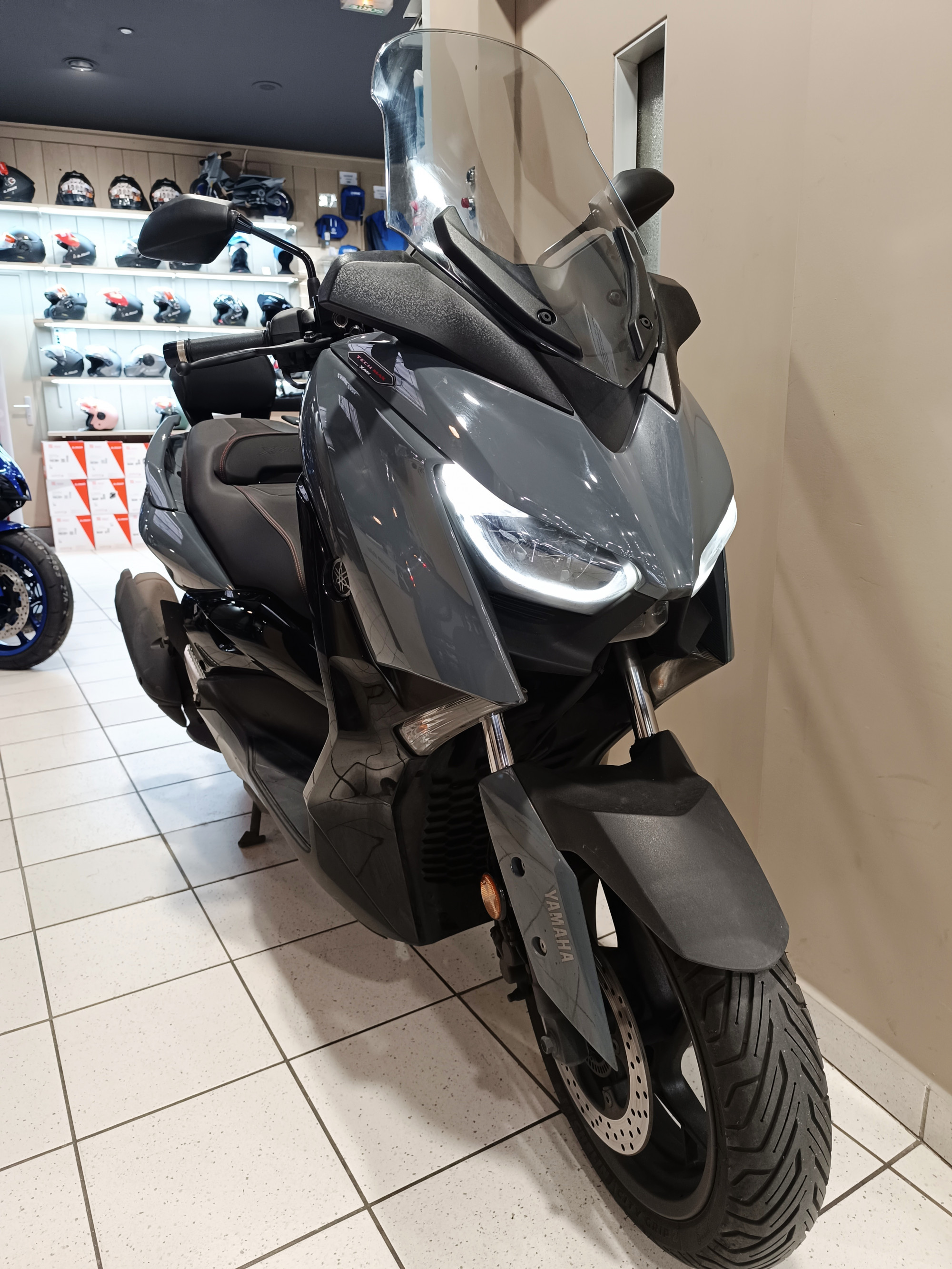 photo de YAMAHA X-MAX 125 TECH MAX 124 occasion de couleur  en vente à Paris 02 n°2