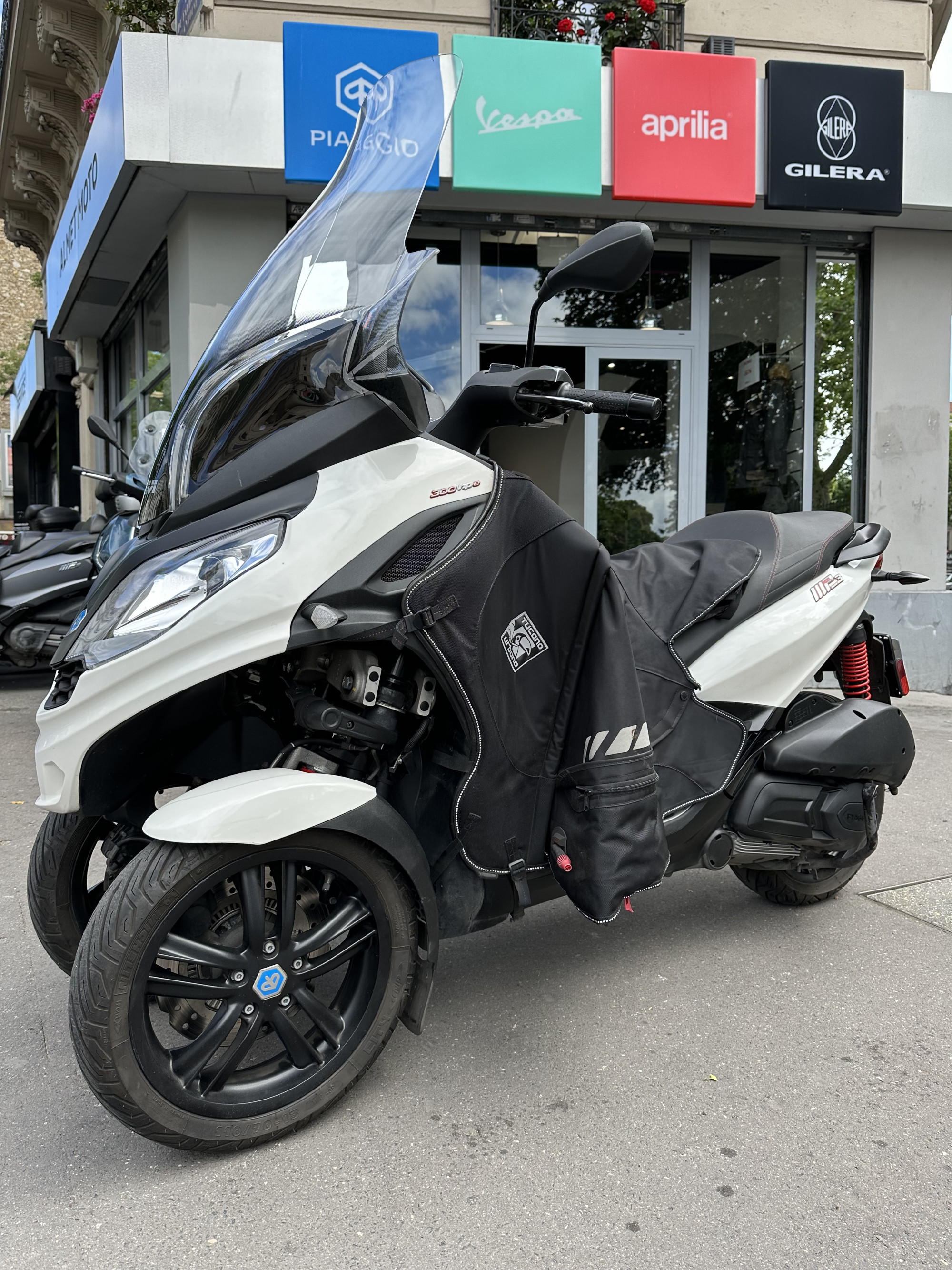 photo de PIAGGIO MP3 300 HPE SPORT ABS ASR 300 occasion de couleur  en vente à Paris 12 n°3