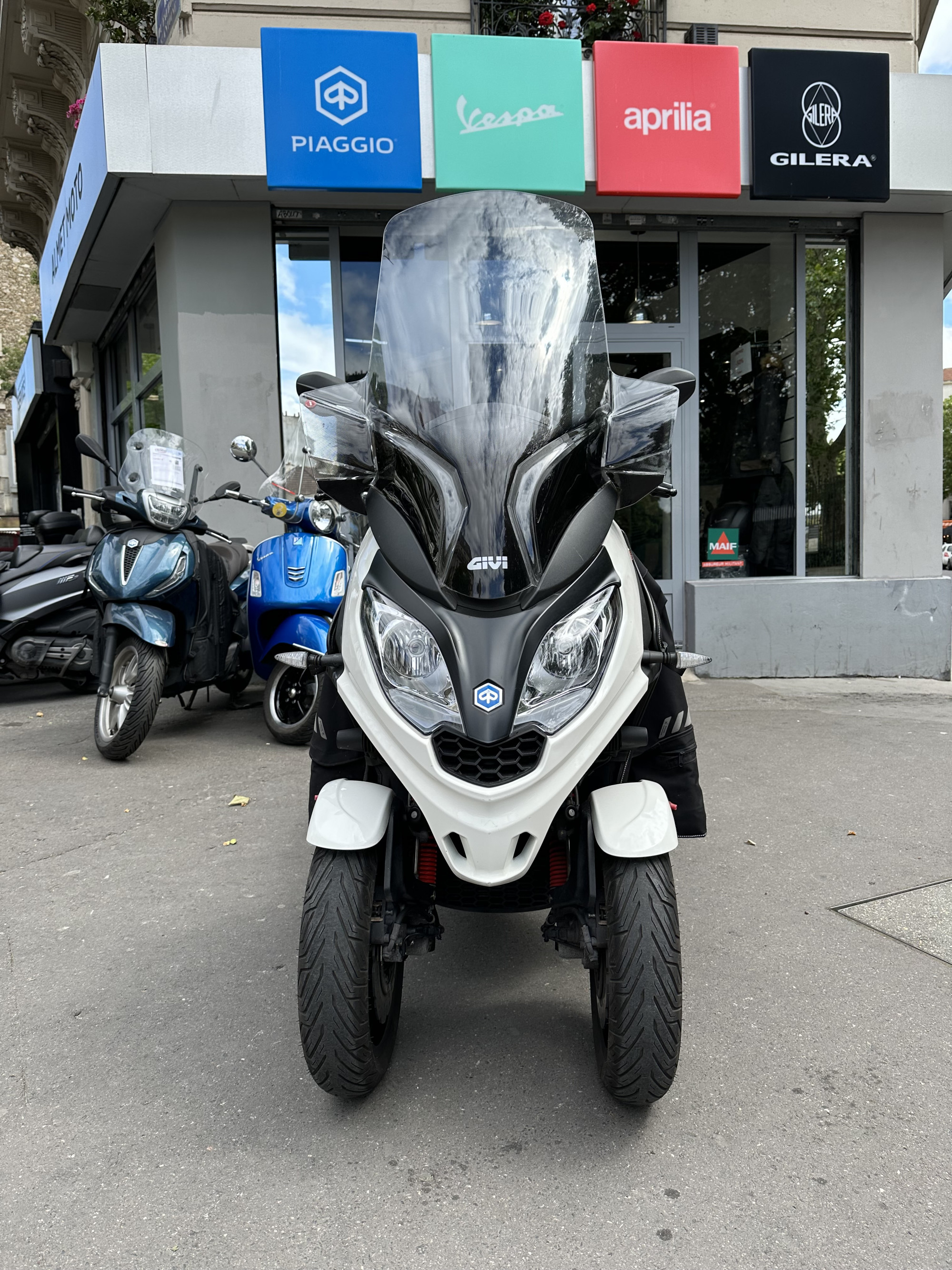 photo de PIAGGIO MP3 300 HPE SPORT ABS ASR 300 occasion de couleur  en vente à Paris 12 n°2