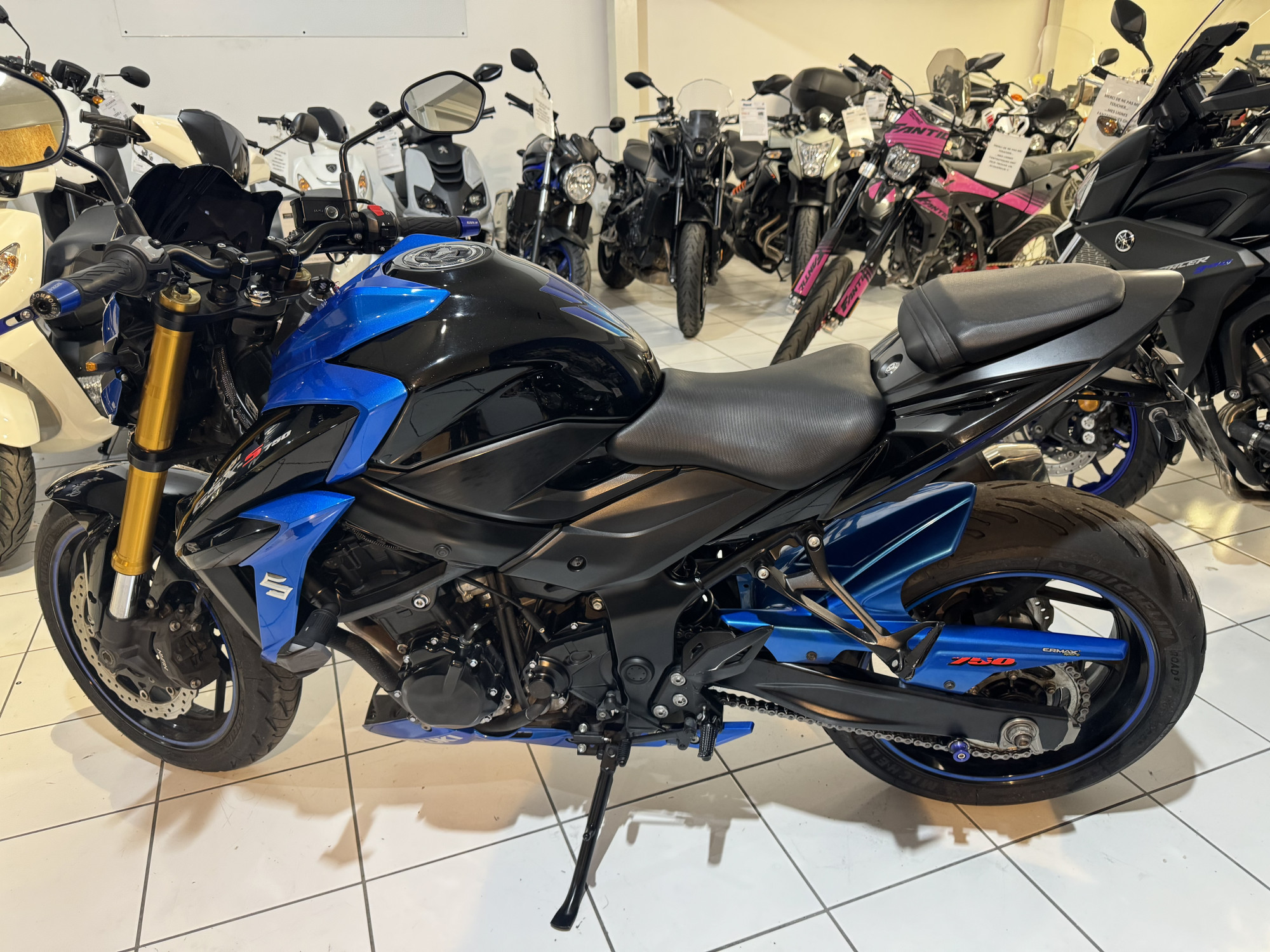 photo de SUZUKI GSX 750 750 occasion de couleur  en vente à Salaise Sur Sanne n°2