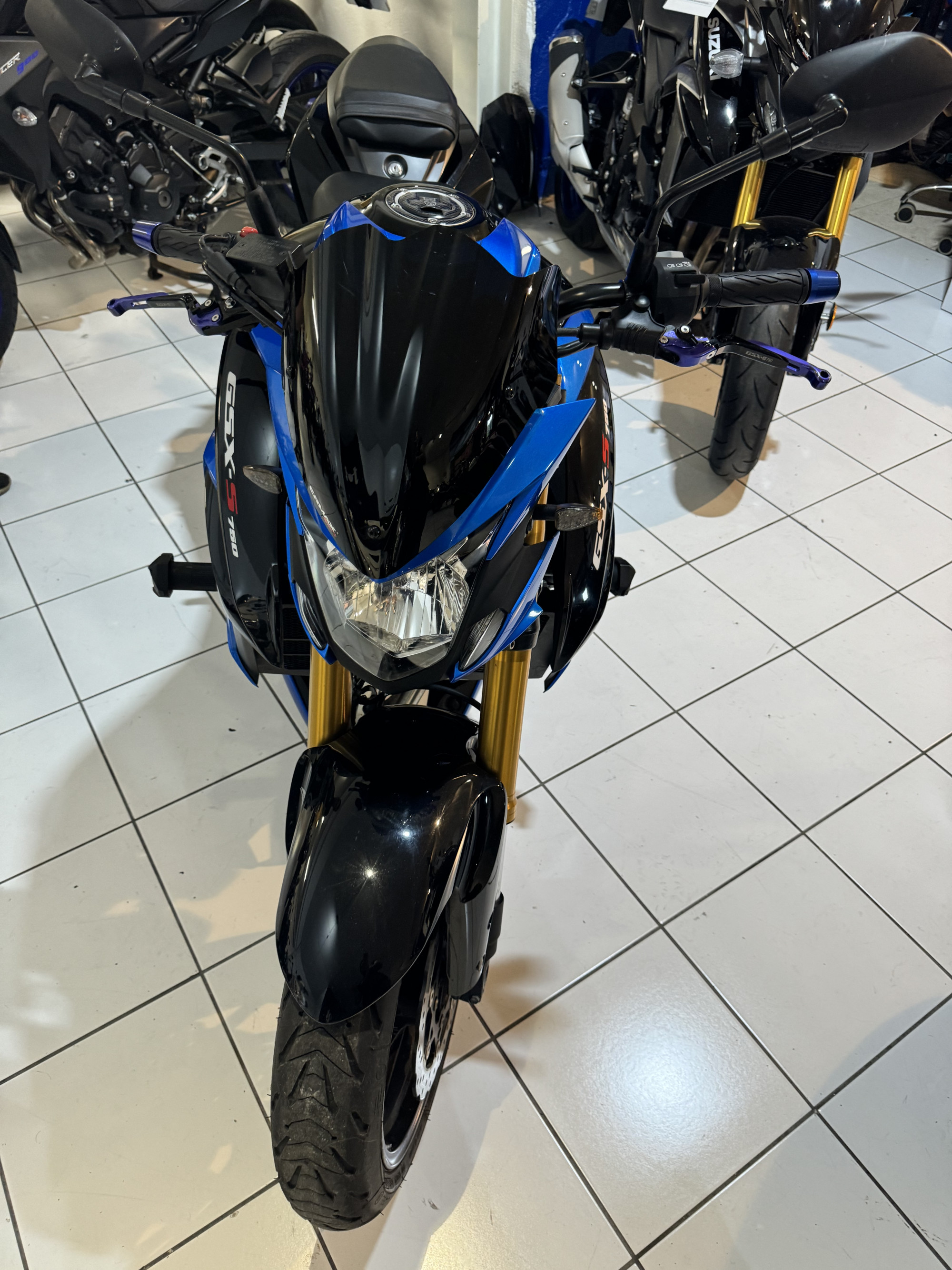 photo de SUZUKI GSX 750 750 occasion de couleur  en vente à Salaise Sur Sanne n°3