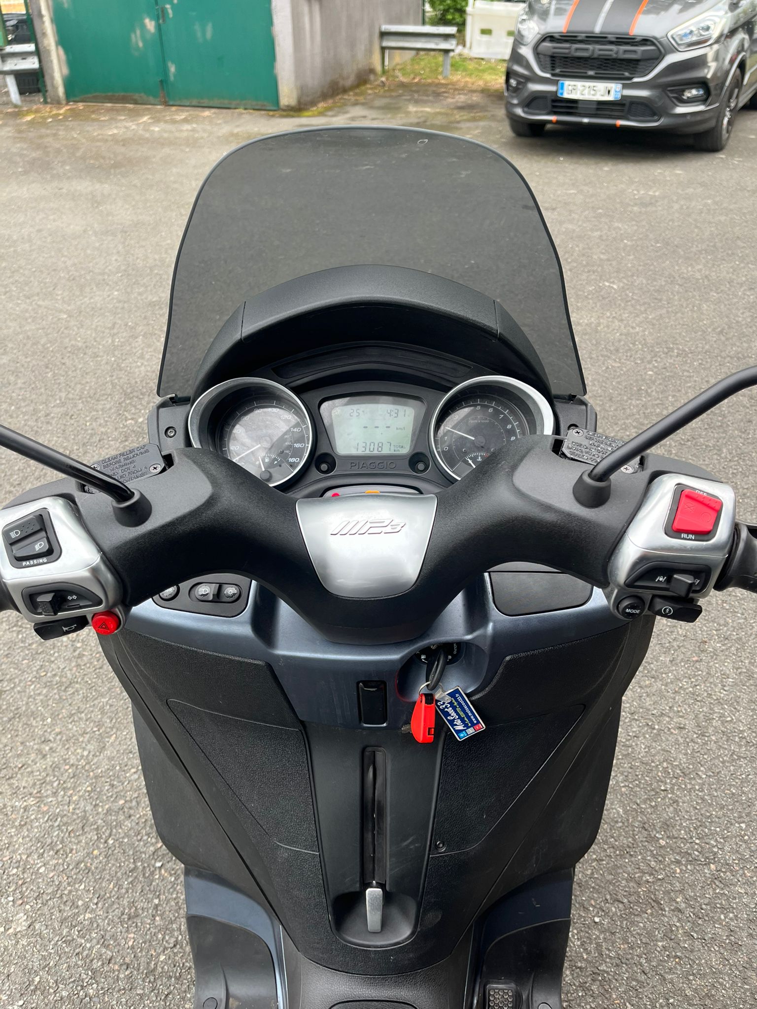 photo de PIAGGIO MP3 300 300 occasion de couleur  en vente à Bordeaux n°2