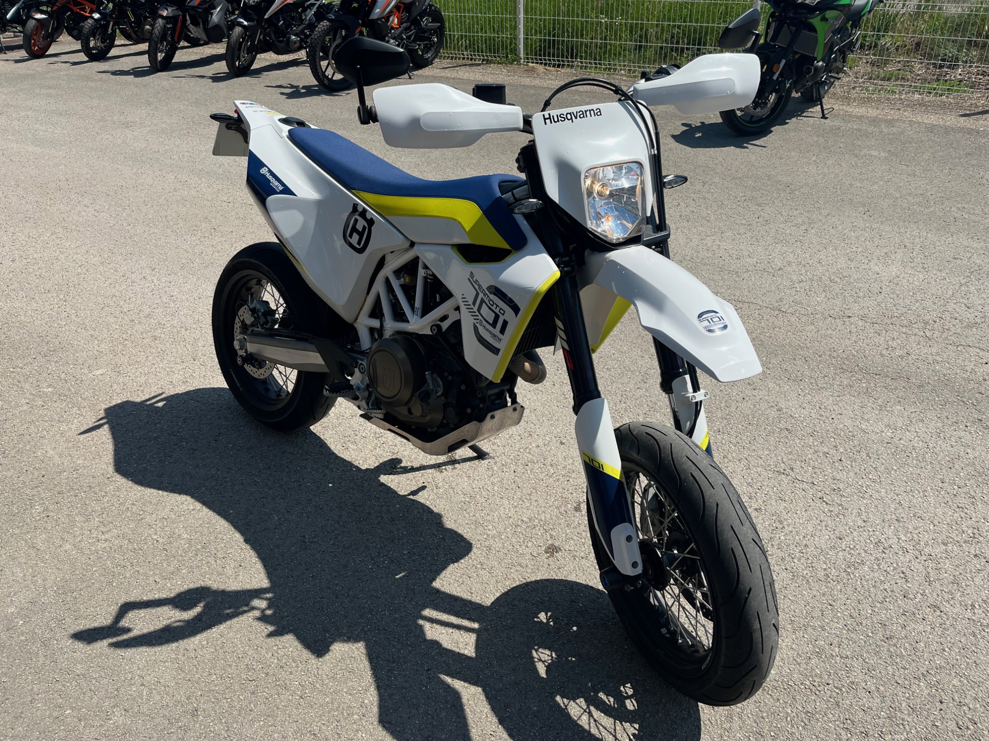 photo de HUSQVARNA 701 SUPERMOTO 701 occasion de couleur  en vente à Chenove n°2