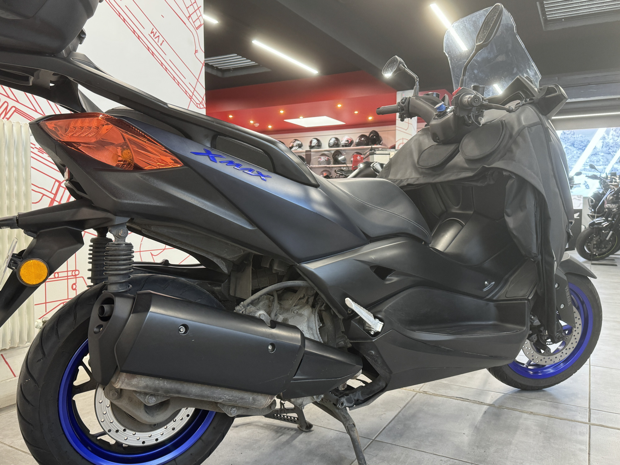 photo de YAMAHA XMAX 300 300 occasion de couleur  en vente à Paris 12 n°2