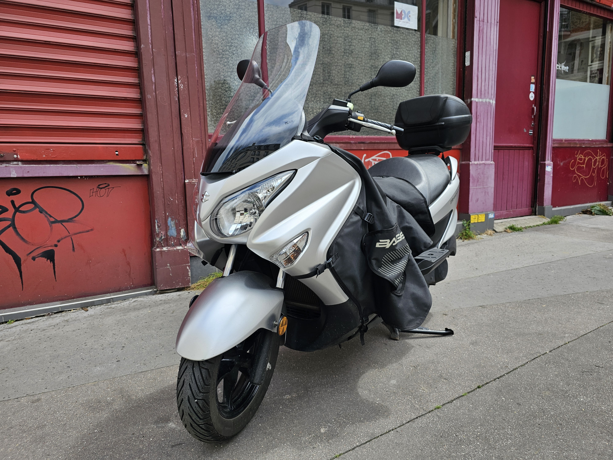 photo de SUZUKI BURGMAN 125 occasion de couleur  en vente à Paris 18 n°2