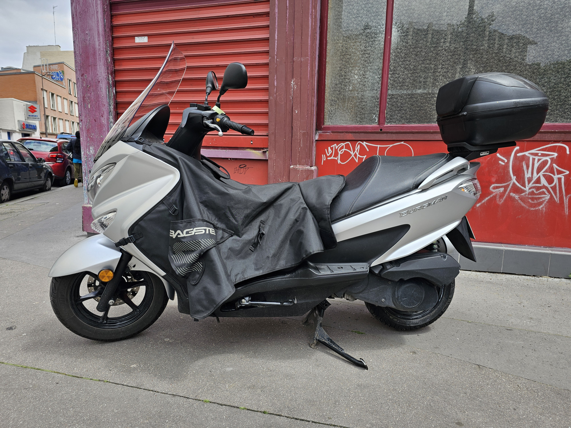 photo de SUZUKI BURGMAN 125 occasion de couleur  en vente à Paris 18 n°3