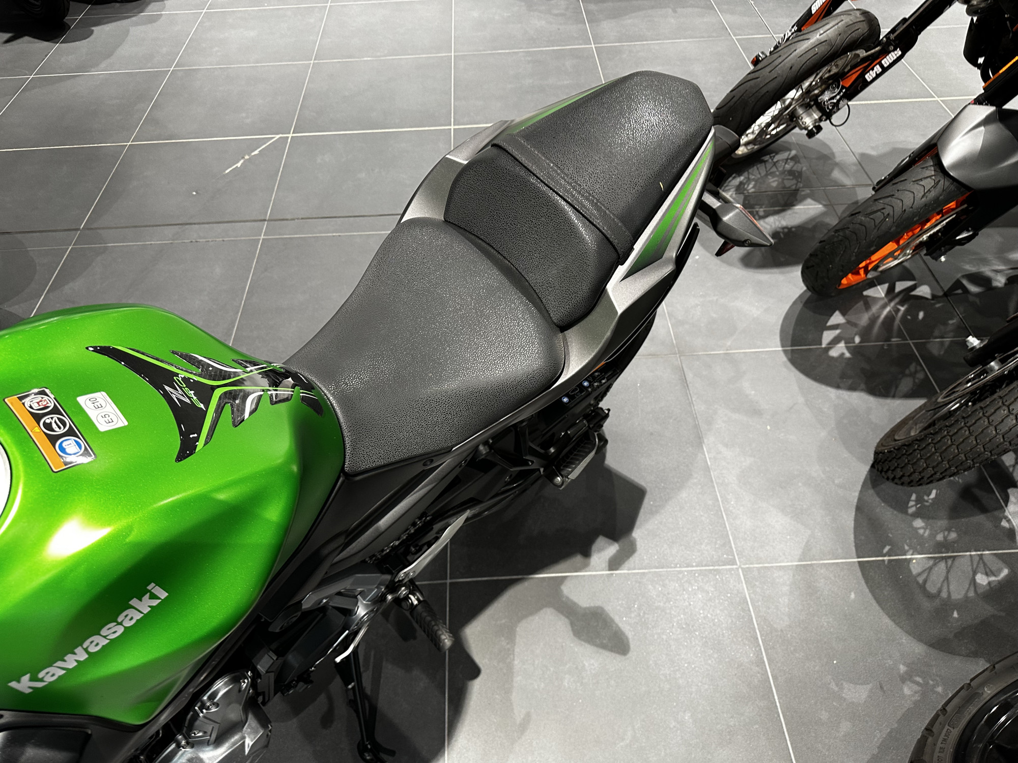 photo de KAWASAKI Z 650 702 occasion de couleur  en vente à Ploeren n°3