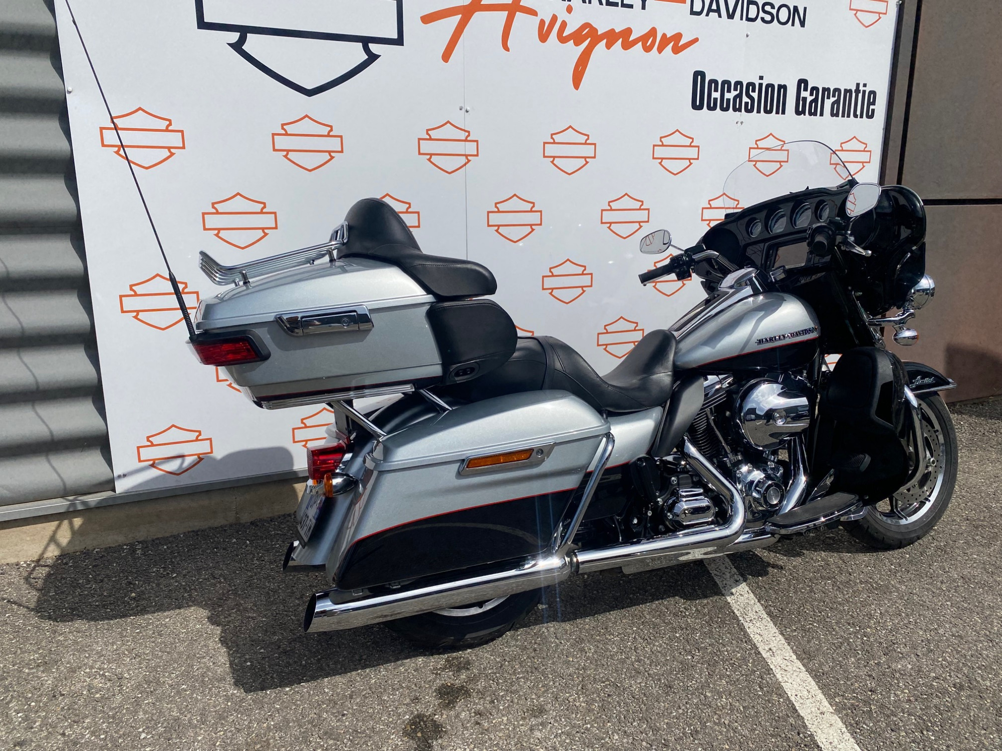 photo de HARLEY DAVIDSON TOURING ELECTRA GLIDE 1690 ULTRA 1690 occasion de couleur  en vente   Rochefort Du Gard