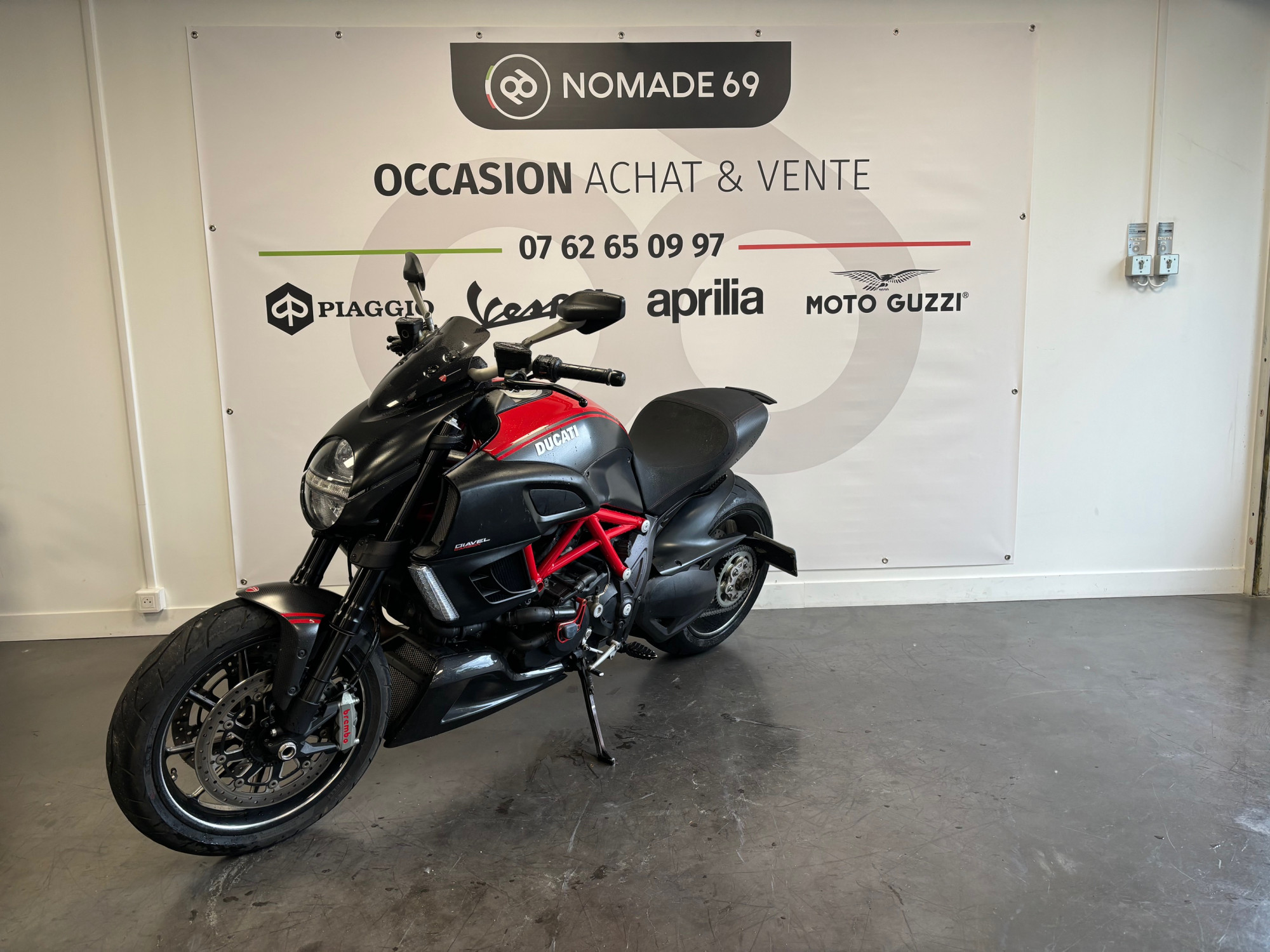 photo de DUCATI DIAVEL CARBON 1200 occasion de couleur  en vente   Brignais