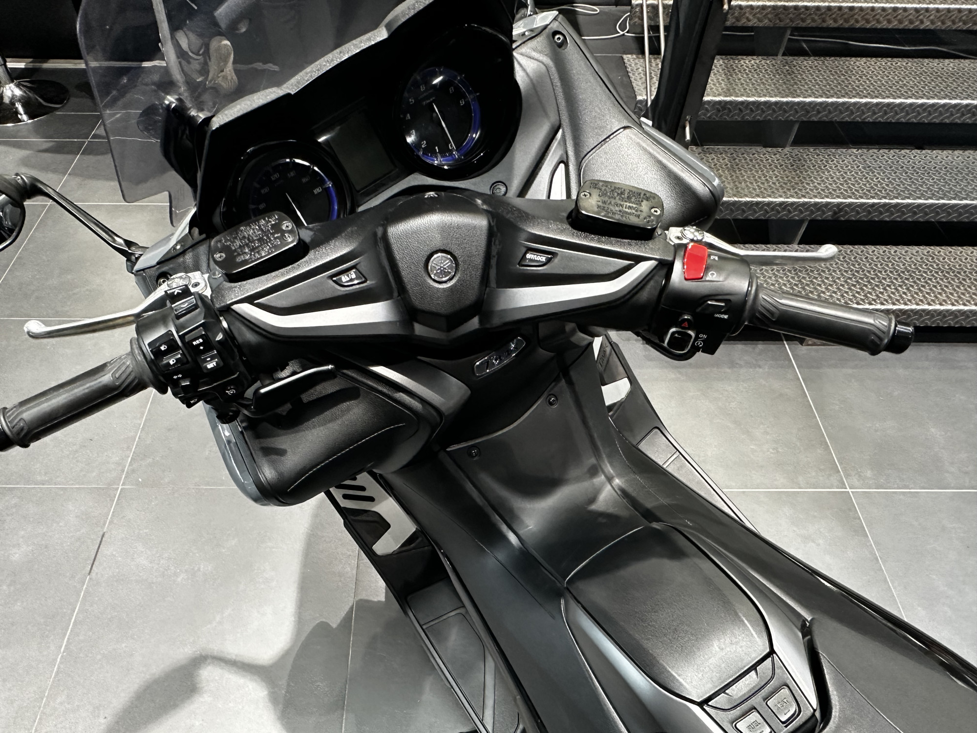 photo de YAMAHA XP T-MAX 560 TECH MAX 560 occasion de couleur  en vente à Ploeren n°3