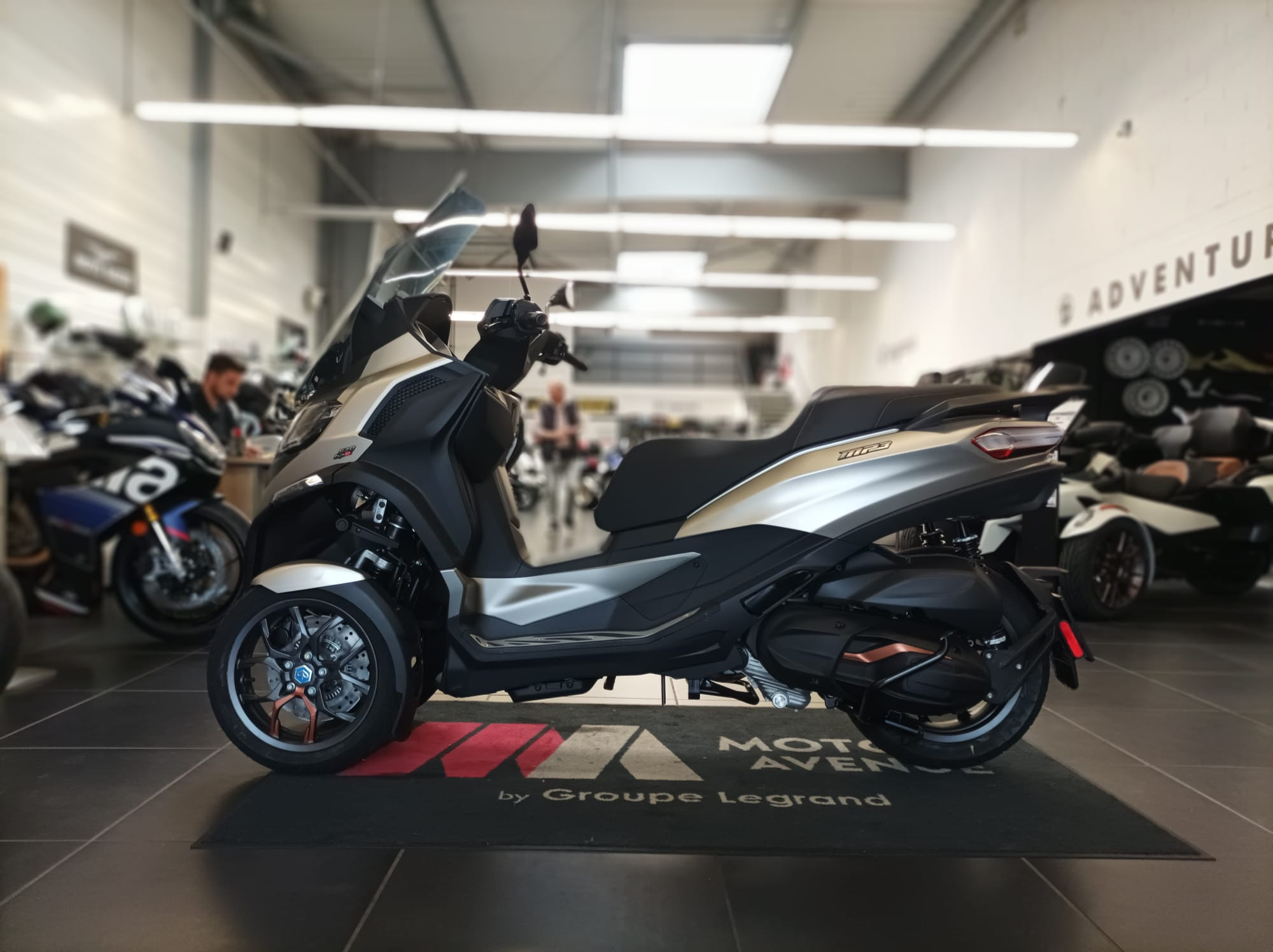 photo de PIAGGIO MP3 530 HPE EXCLUSIVE 530 occasion de couleur  en vente à Le Mans n°2