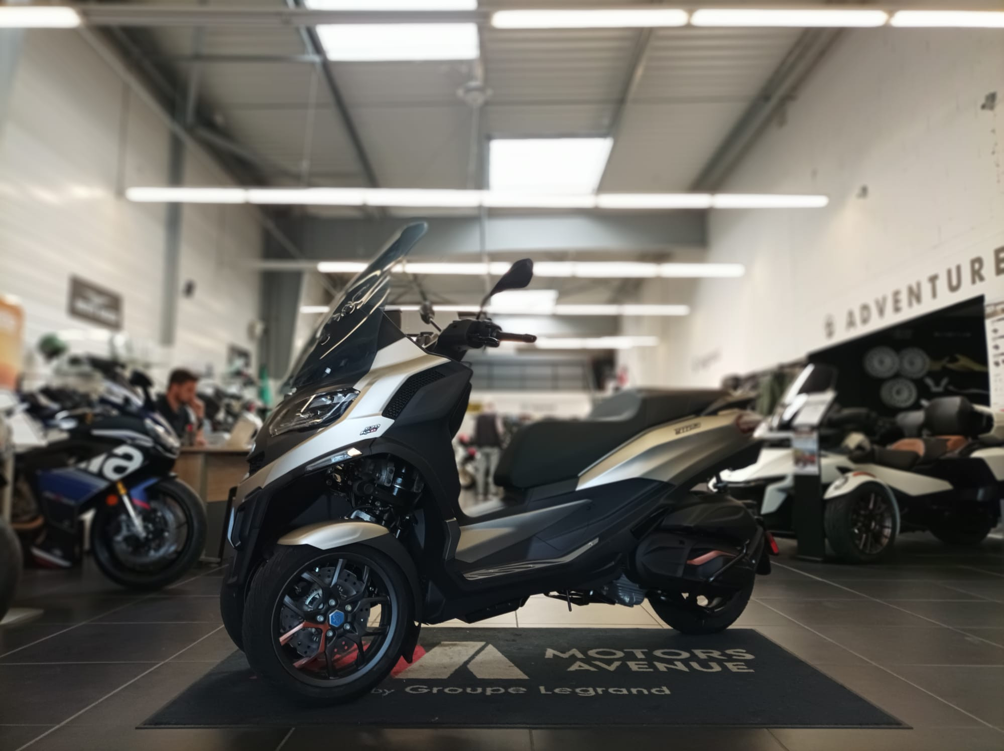 photo de PIAGGIO MP3 530 HPE EXCLUSIVE 530 occasion de couleur  en vente   Le Mans