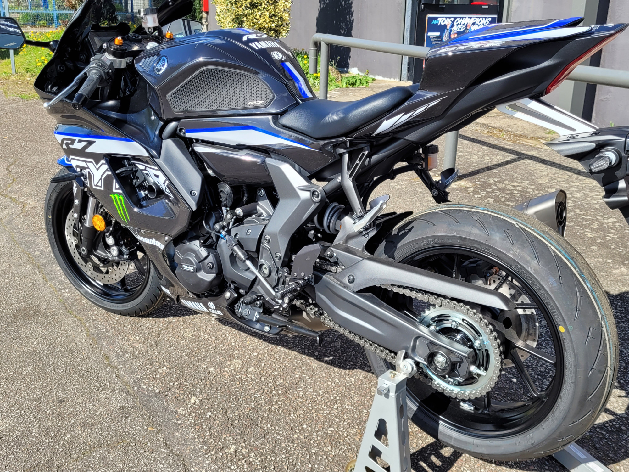 photo de YAMAHA R7 690 occasion de couleur  en vente à Menneval n°2