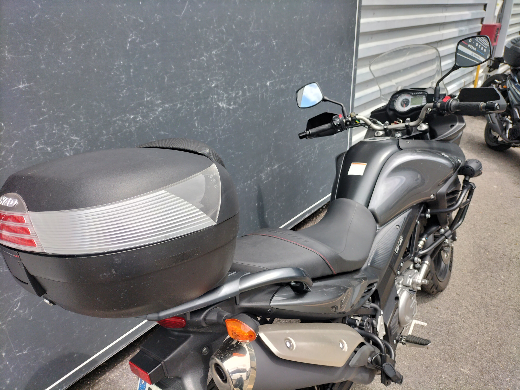 photo de SUZUKI DL 650 V-STROM 650 occasion de couleur  en vente   Creches Sur Saone